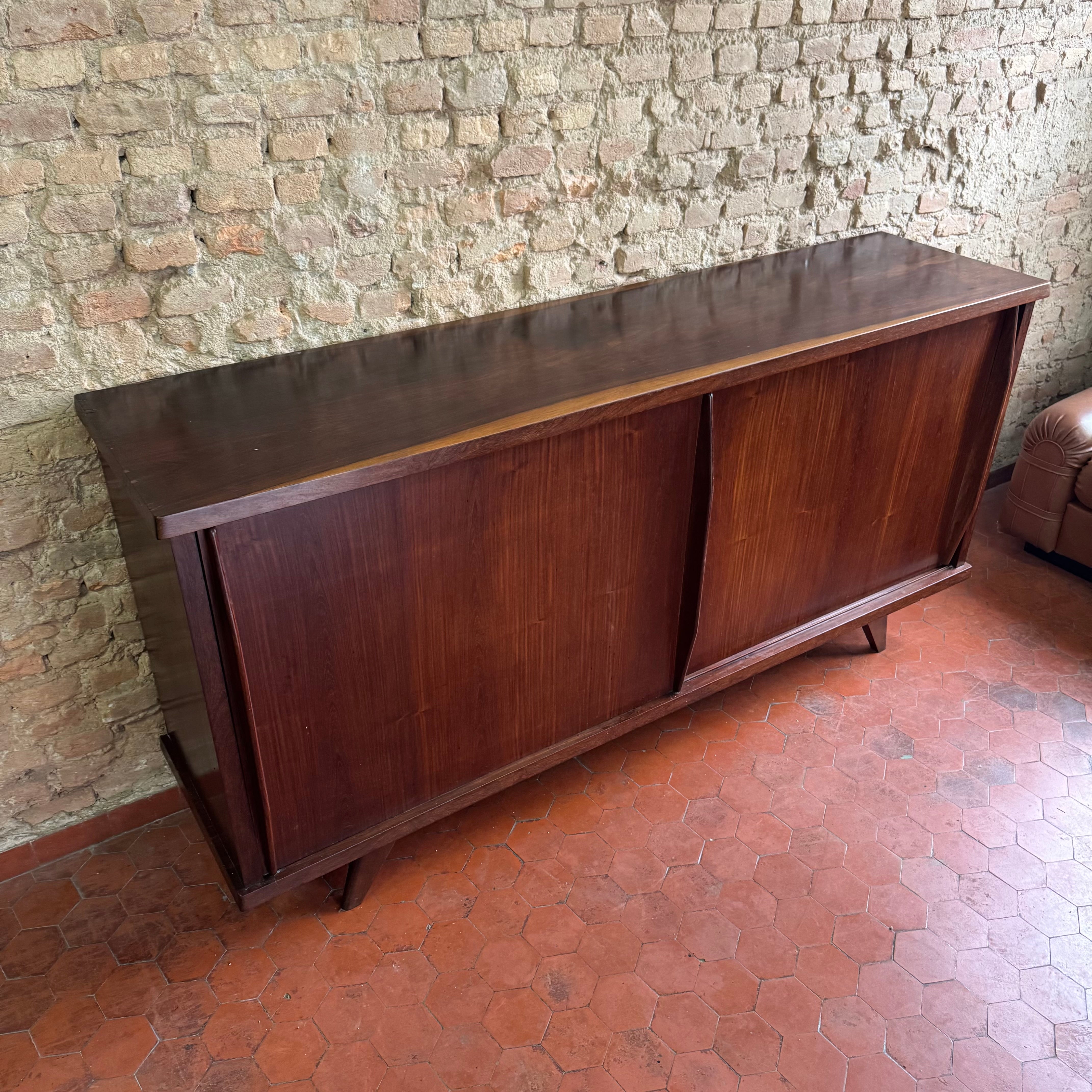 Raro Buffet CIMO anos 60 em Imbuia e Jacarandá com duas portas de correr 