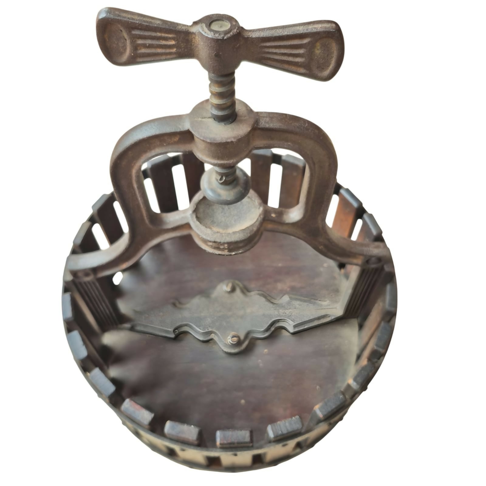 Quebra nozes em madeira nobre ripada e ferro fundido .