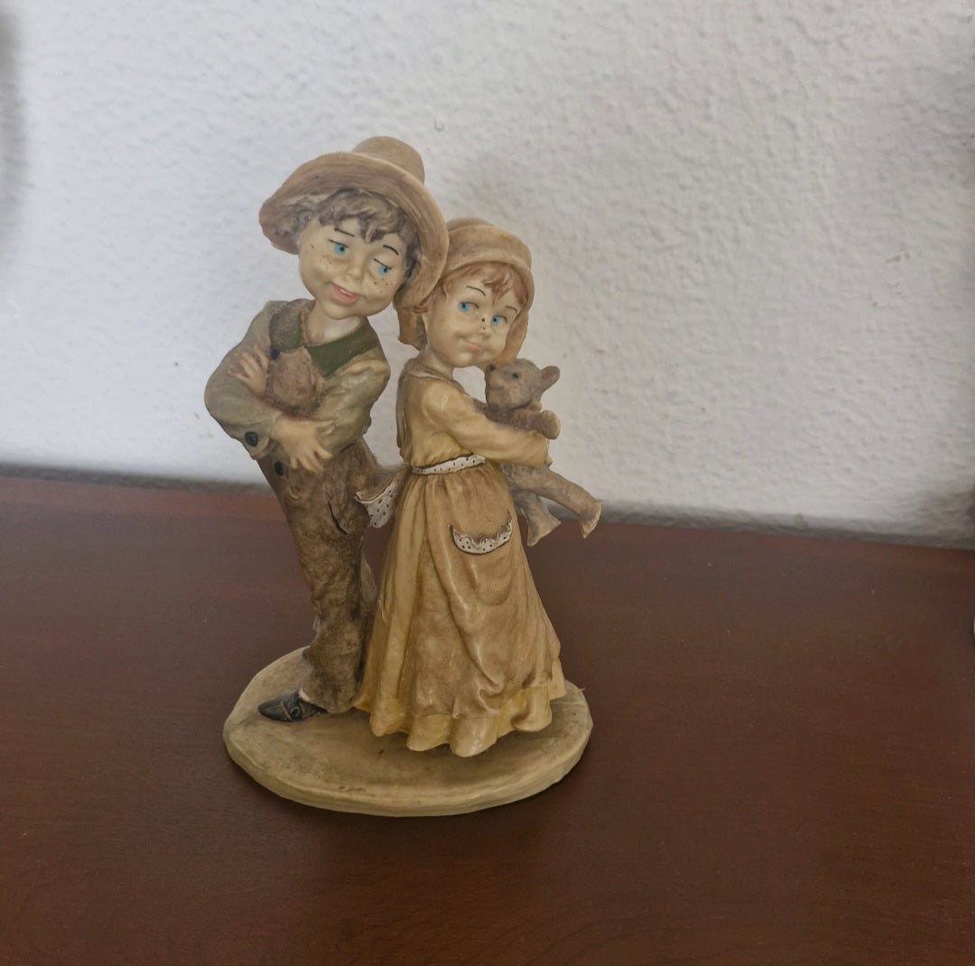 Estatueta de resina figura casal