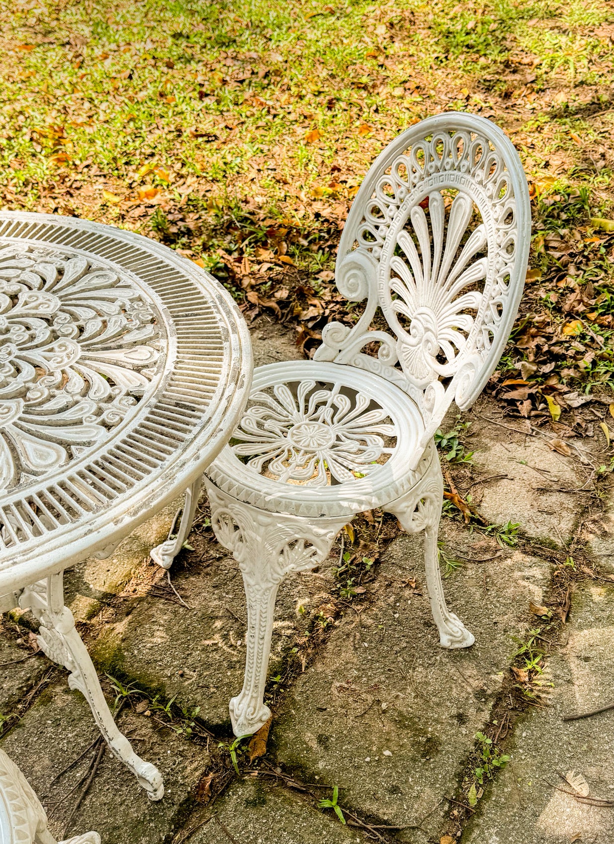 Mesa e cadeiras de jardim em ferro fundido branco 