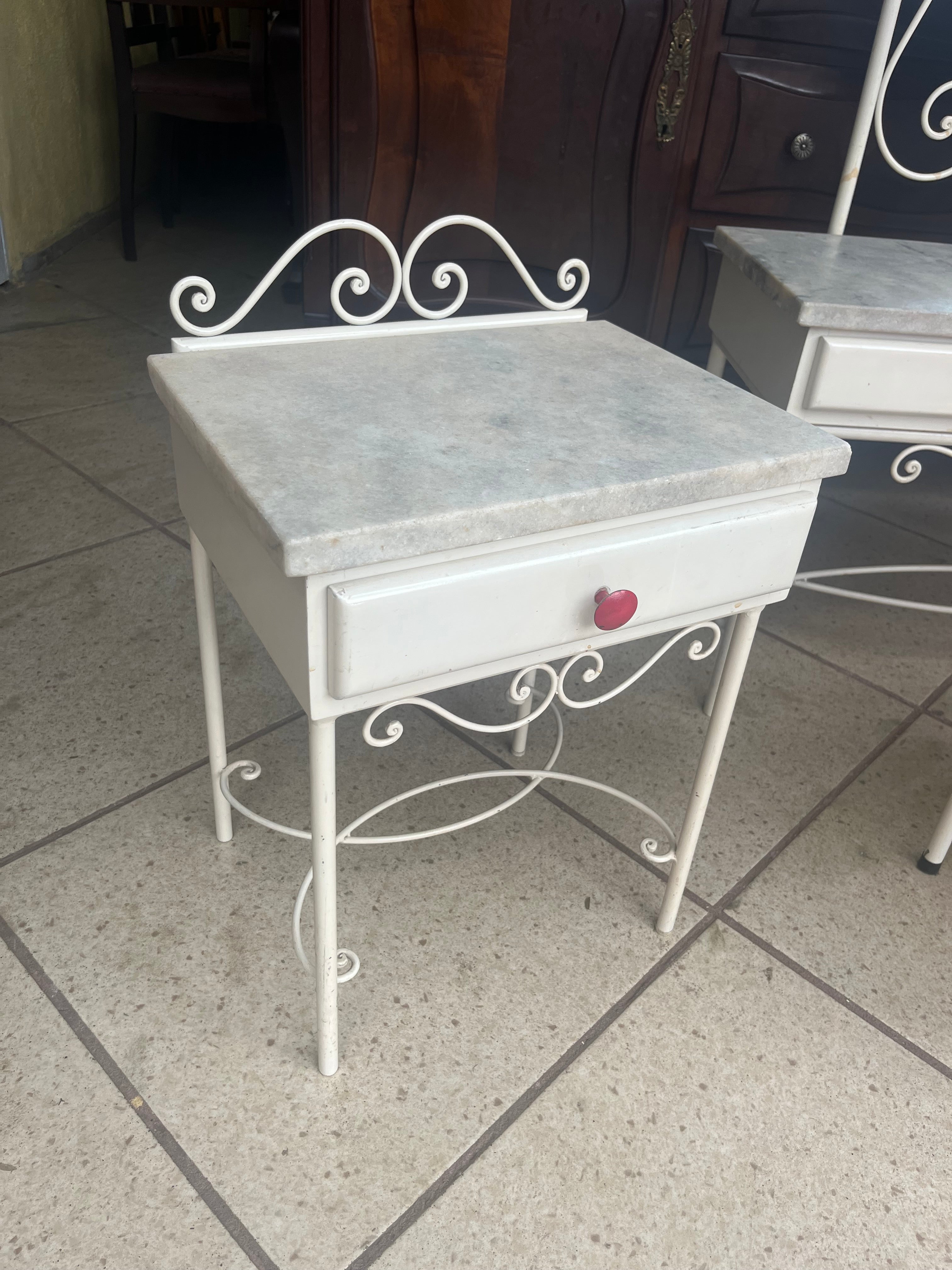 CONJUNTO DE PENTEADEIRA COM MESINHA E BANQUETA DE FERRO E MADEIRA ANTIGAS
