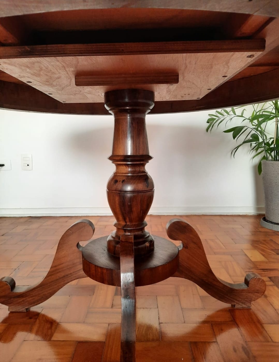 Conjunto de mesa de jantar antiga em madeira nobre + 4 cadeiras medalhão em palhinha
