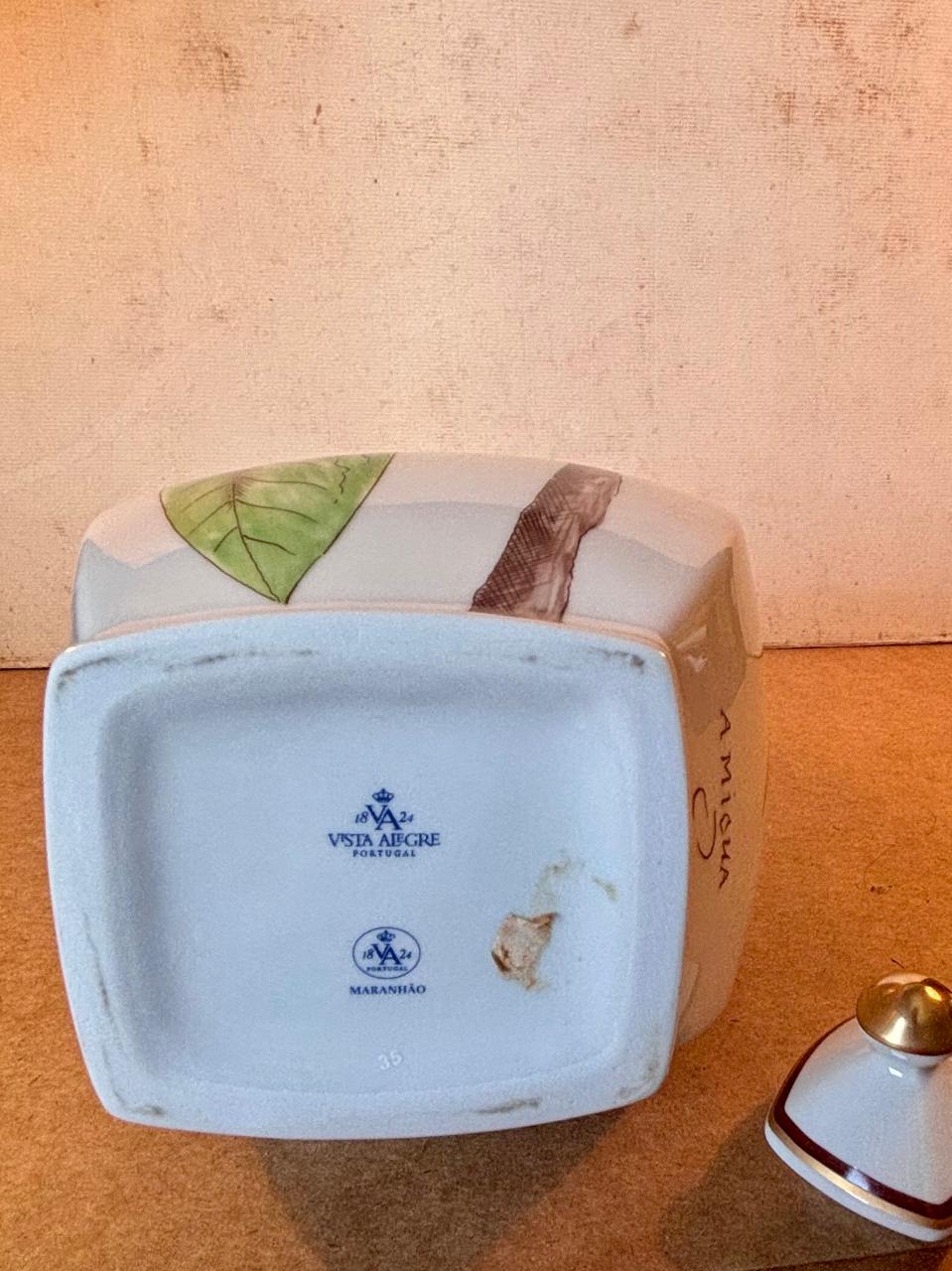 Garrafa decorativa de porcelana Vista Alegre, linha Maranhão, com tampa (DMCPS_775)