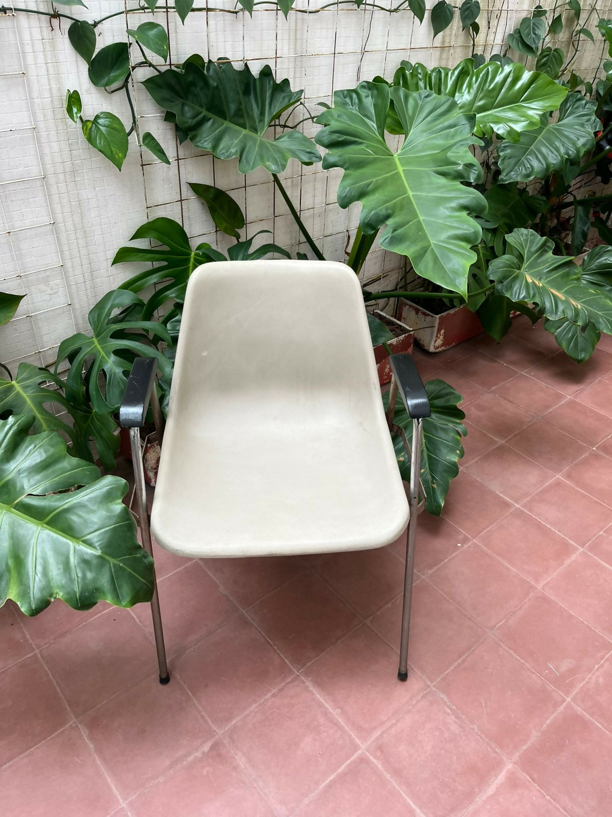 Cadeira Hille bege com braço, assinada por Robin Day e confeccionada pela L&