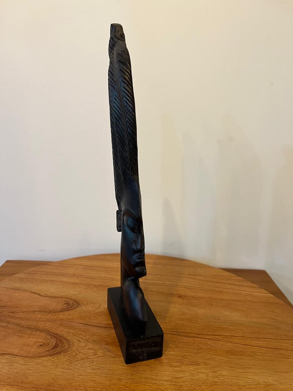 Escultura Decorativa Feminina em Madeira Entalhada – Inspiração Africana – 36,5 cm
