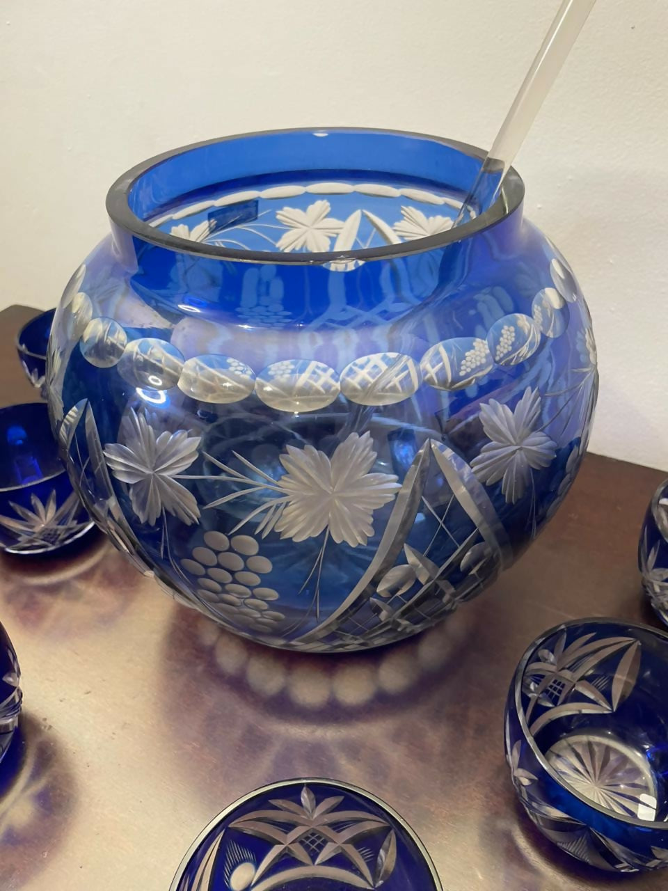 Grandiosa Poncheira Azul com 10 canecas com concha em cristal lapidado azul cobalto da Bohemia