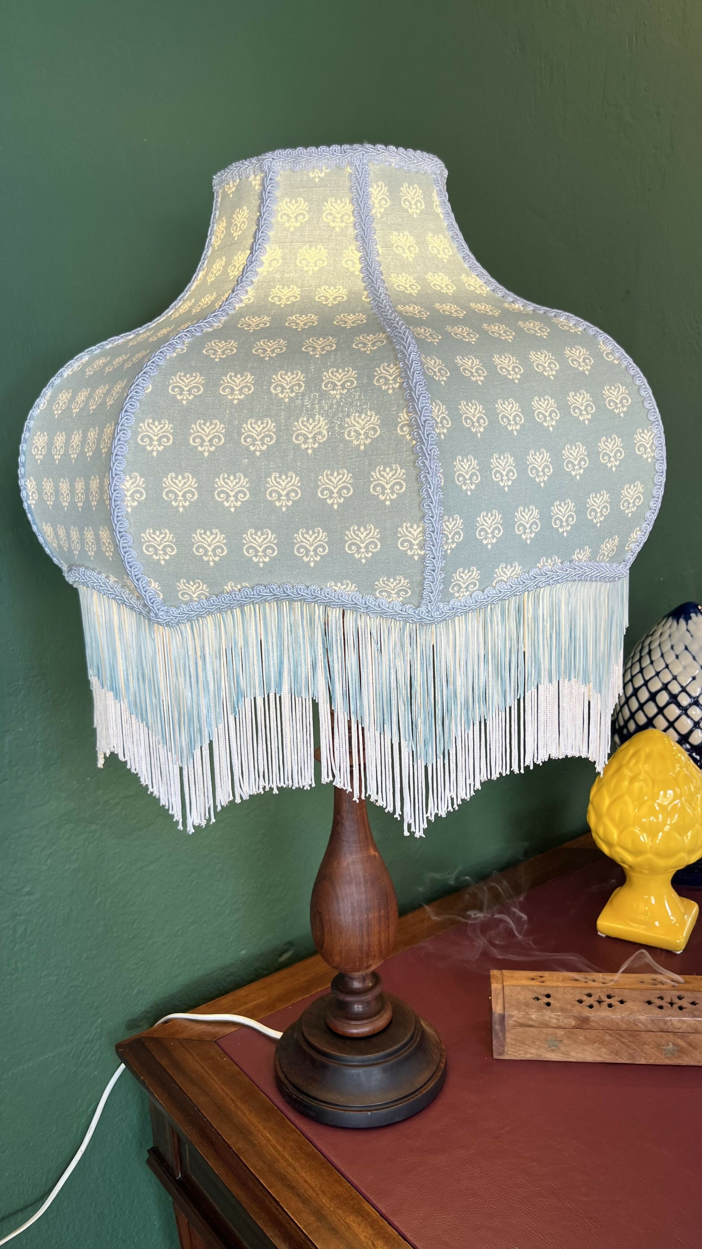 Abajur em madeira nobre Maciça com cúpula com franjas