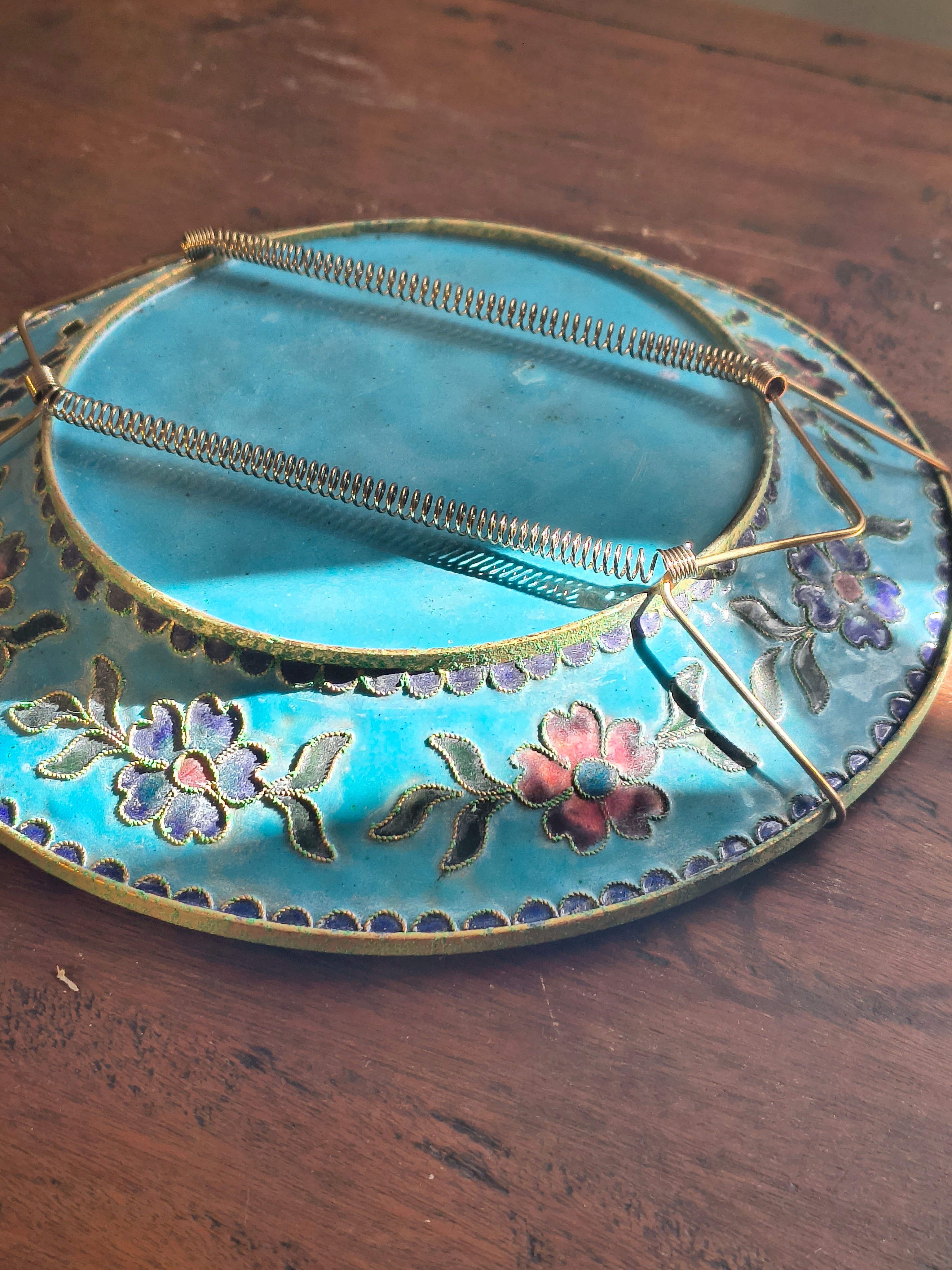 Prato Decorativo em Esmalte Cloisonné com medalhão central com figura de dragão 