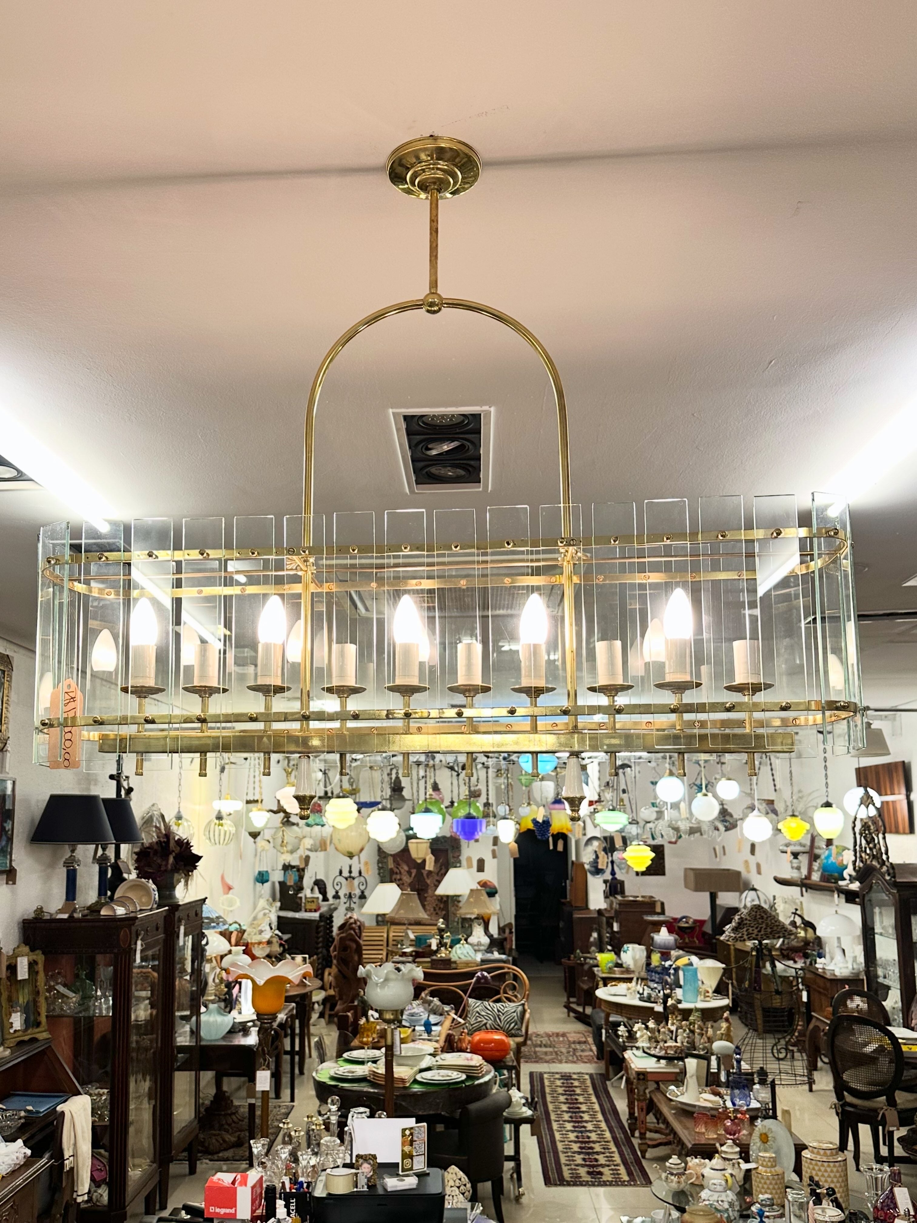 Grande Lustre Dominici em latão dourado e vidro 