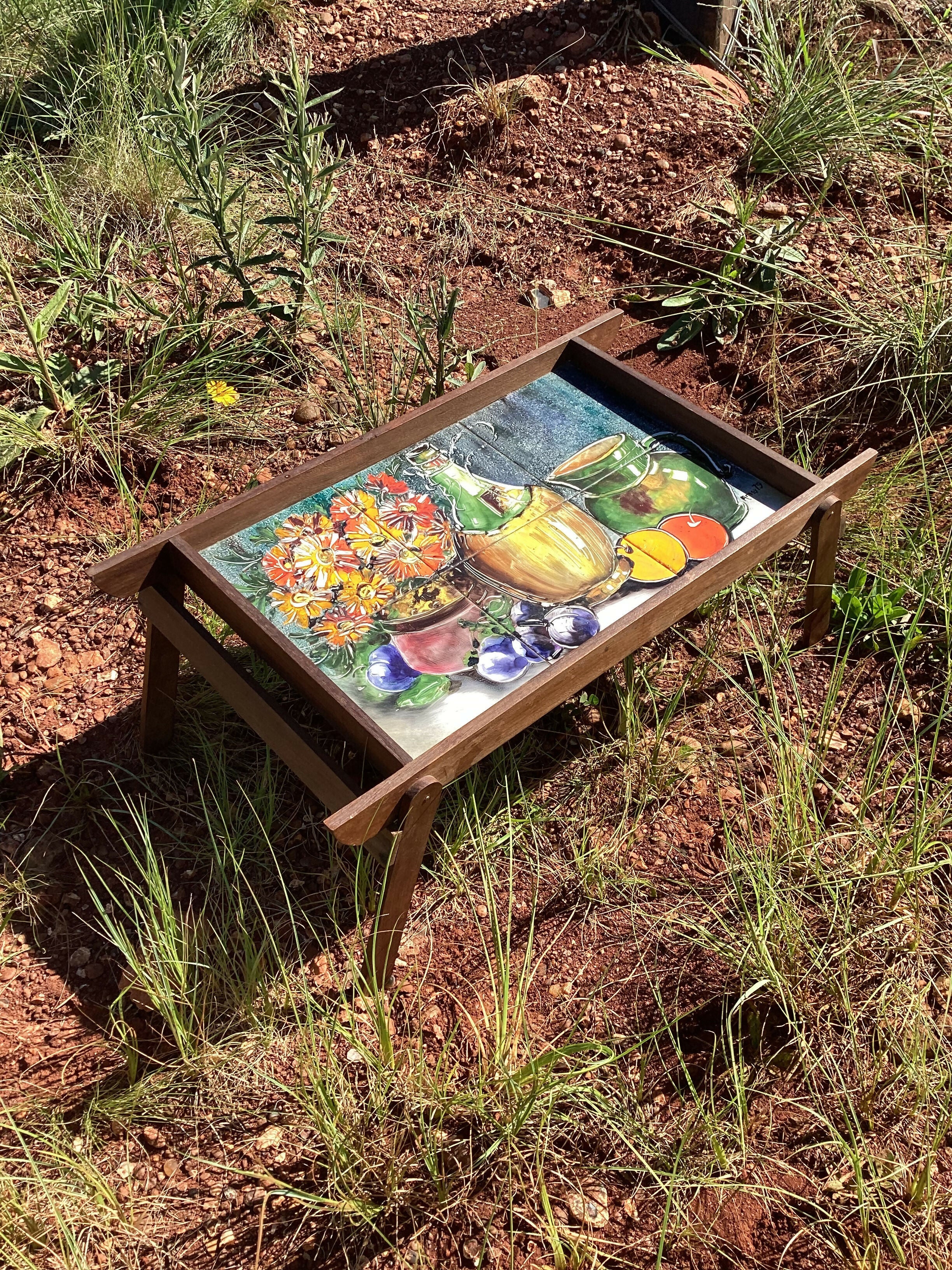 Mesa posta com charmosa e exclusiva bandeja em madeira com azulejos