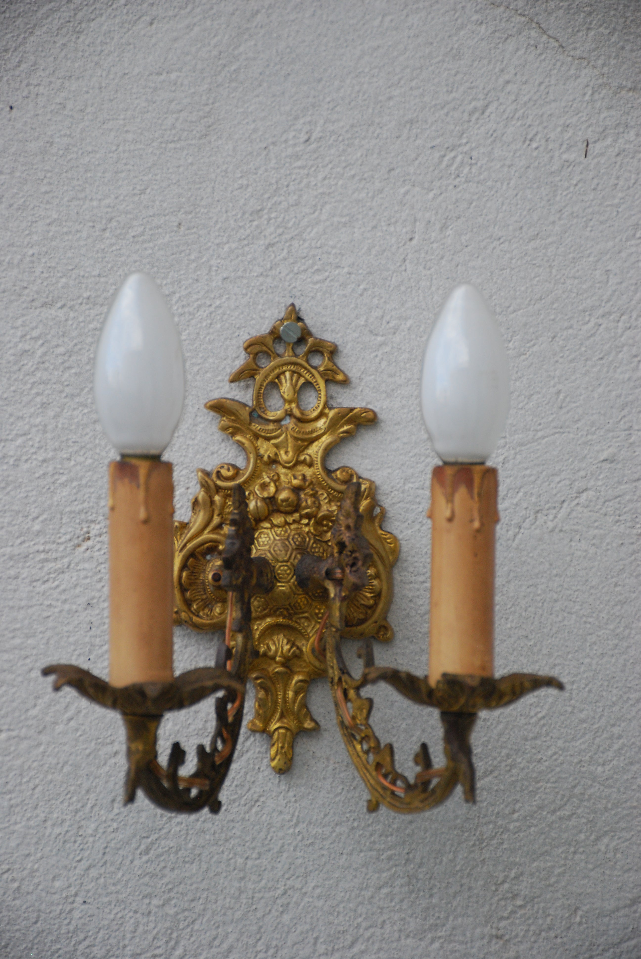 Arandela de bronze em dourado anos 60 , estilo vela ,2 pçs