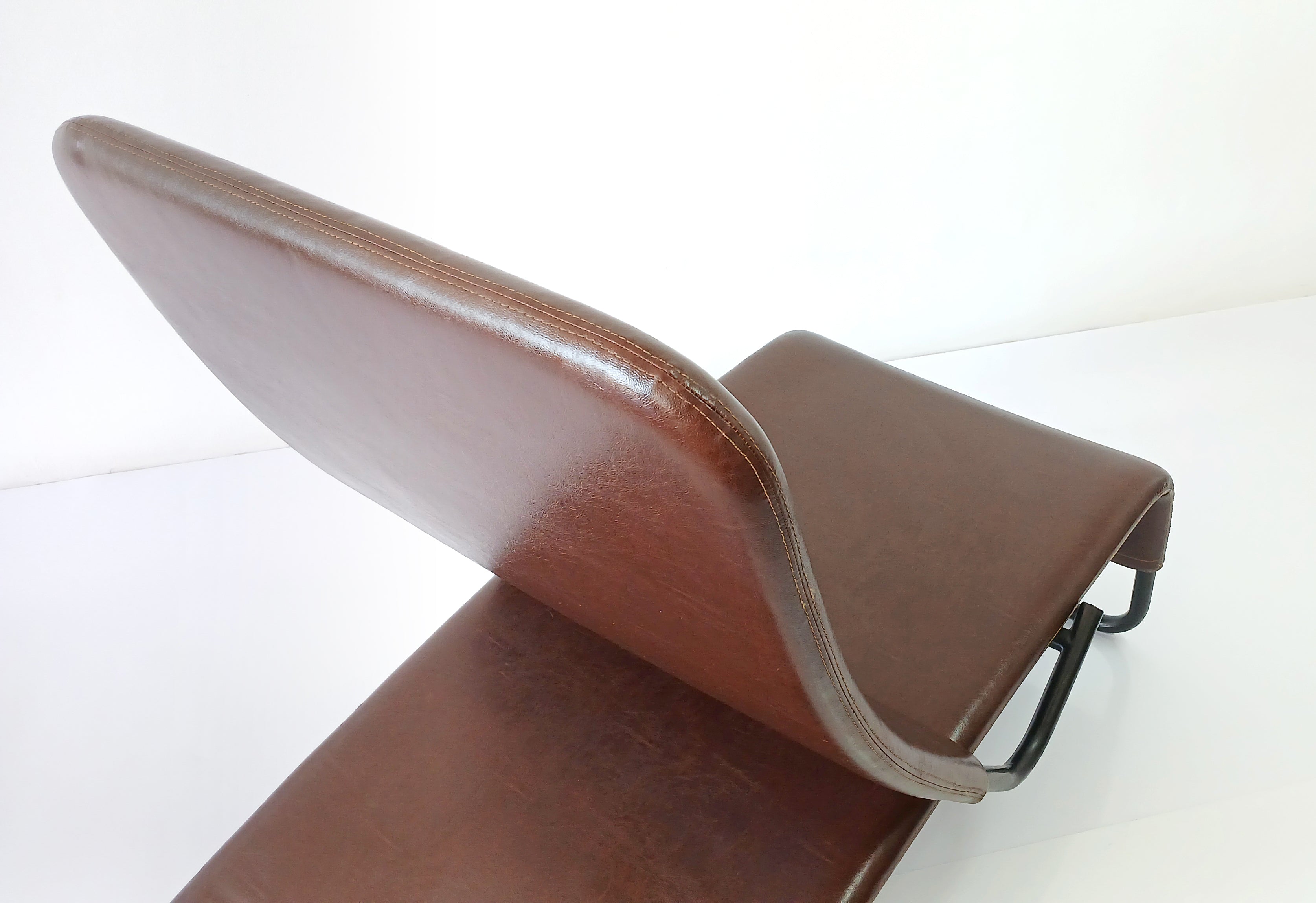 Chaise Longue Tuoli em couro marrom - projetada pelo designer finlandês Antti Nurmesniemi