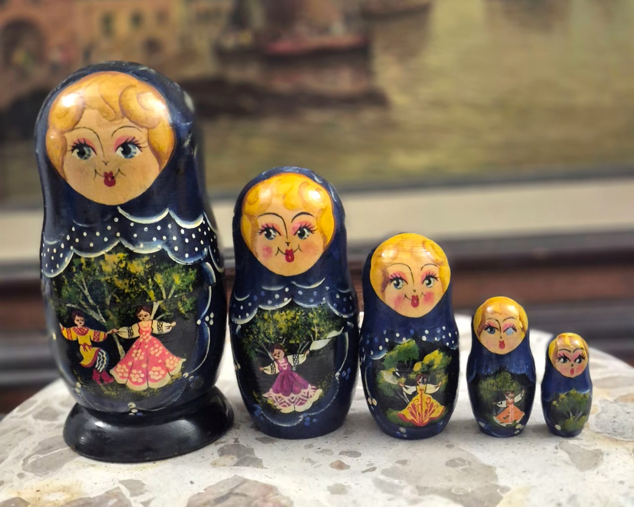 Conjunto de 5 bonecas russas, Matrioskas, em madeira. Pintadas artesanalmente, vintages.