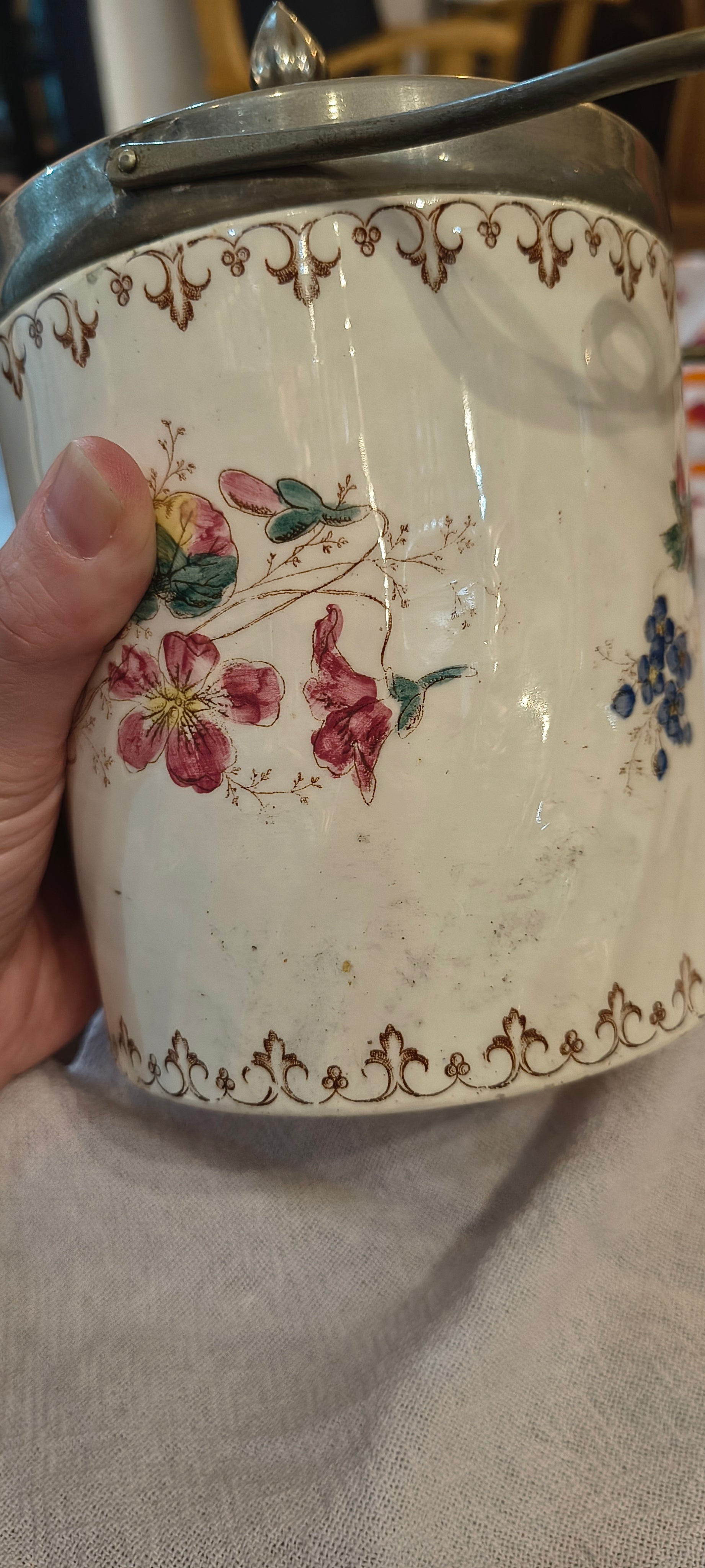 Biscoteira de cerâmica portuguesa com pintura floral e tampo em metal 