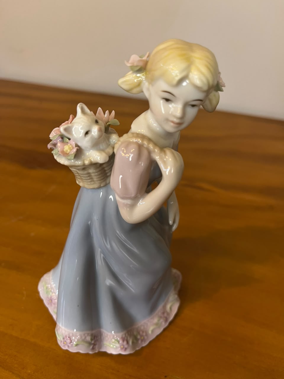 Escultura em Porcelana – Menina com Cesto de Flores e Gato – 16 cm