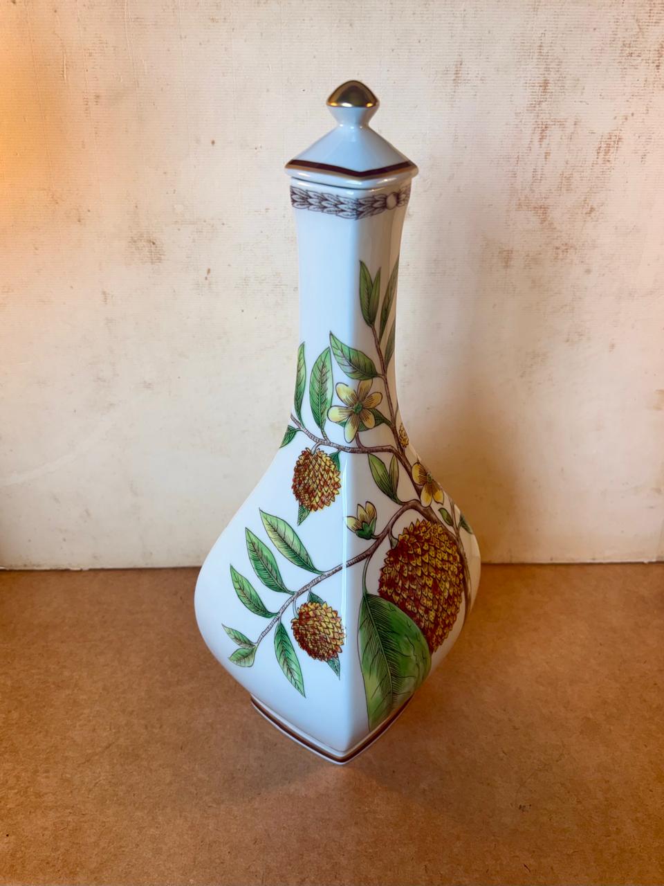 Garrafa decorativa de porcelana Vista Alegre, linha Maranhão, com tampa (DMCPS_775)