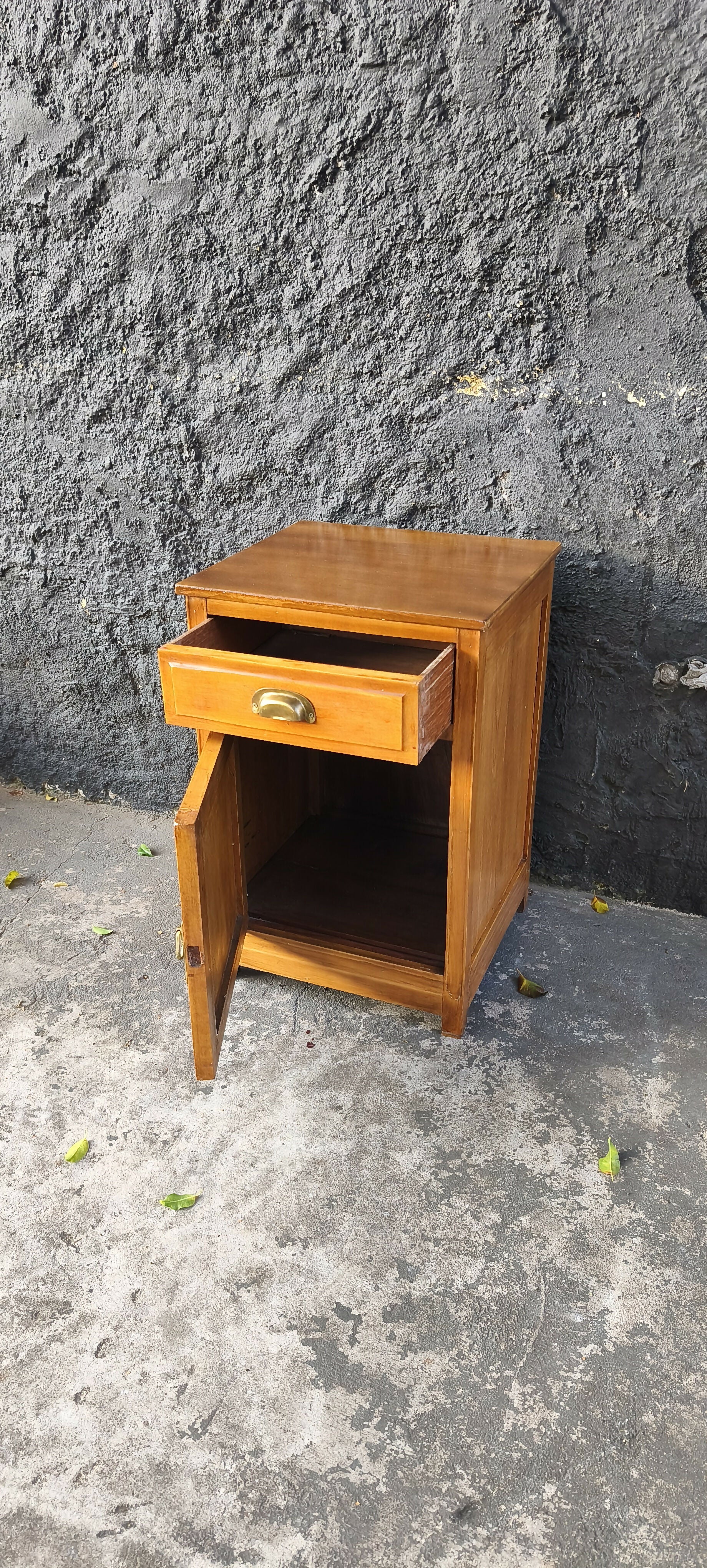Mesa de cabeceira em madeira clara estilo Art Déco (restaurado)