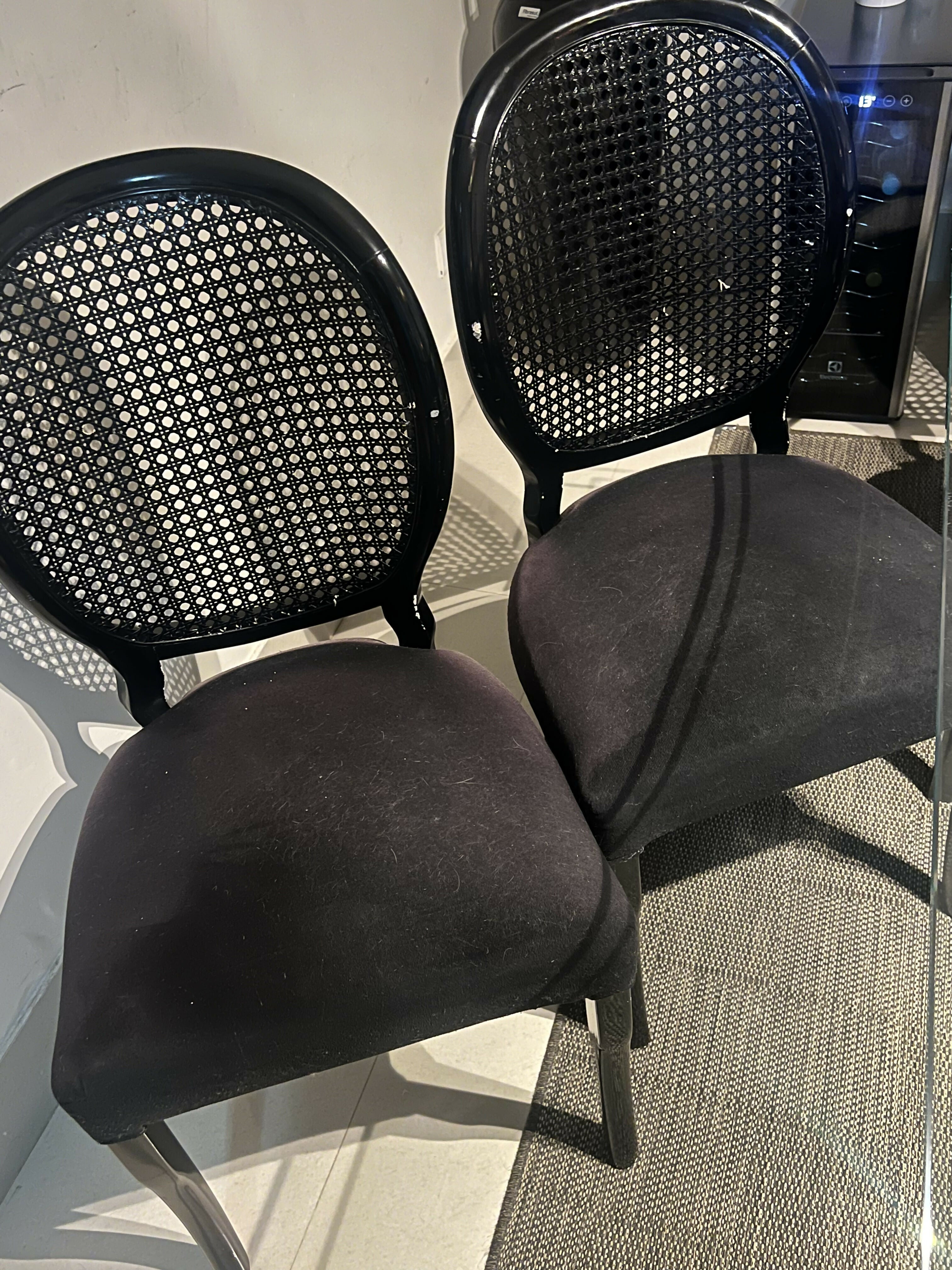 Conjunto com 8 cadeiras medalhão em palhinha e suede