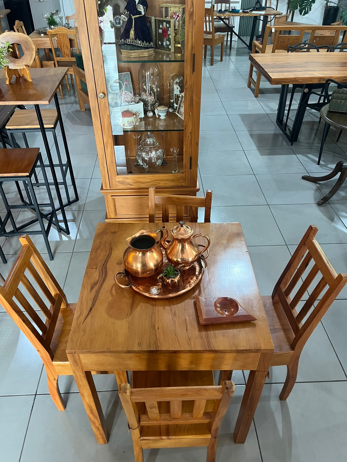 Conjunto de mesa de jantar quadrada em madeira de peroba com 4 cadeiras