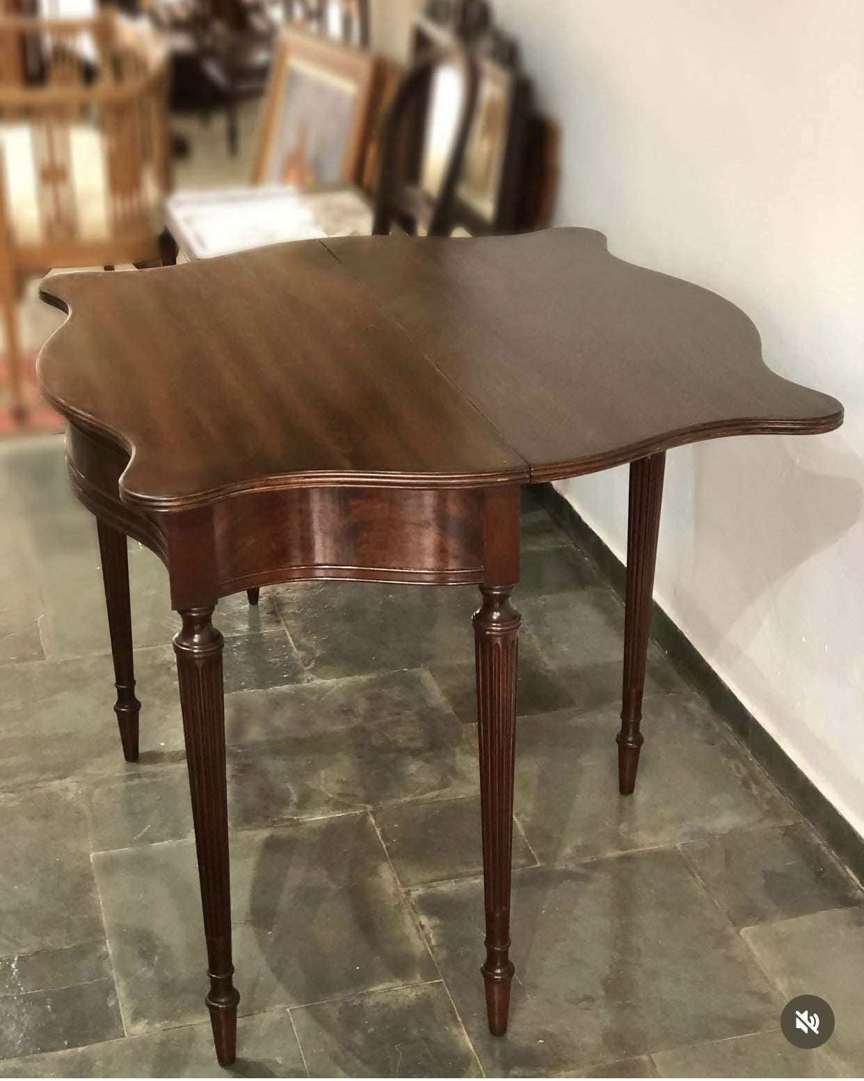 Mesa aparador estilo Luís XVI com tampo dobrável e reversível para mesa de apoio