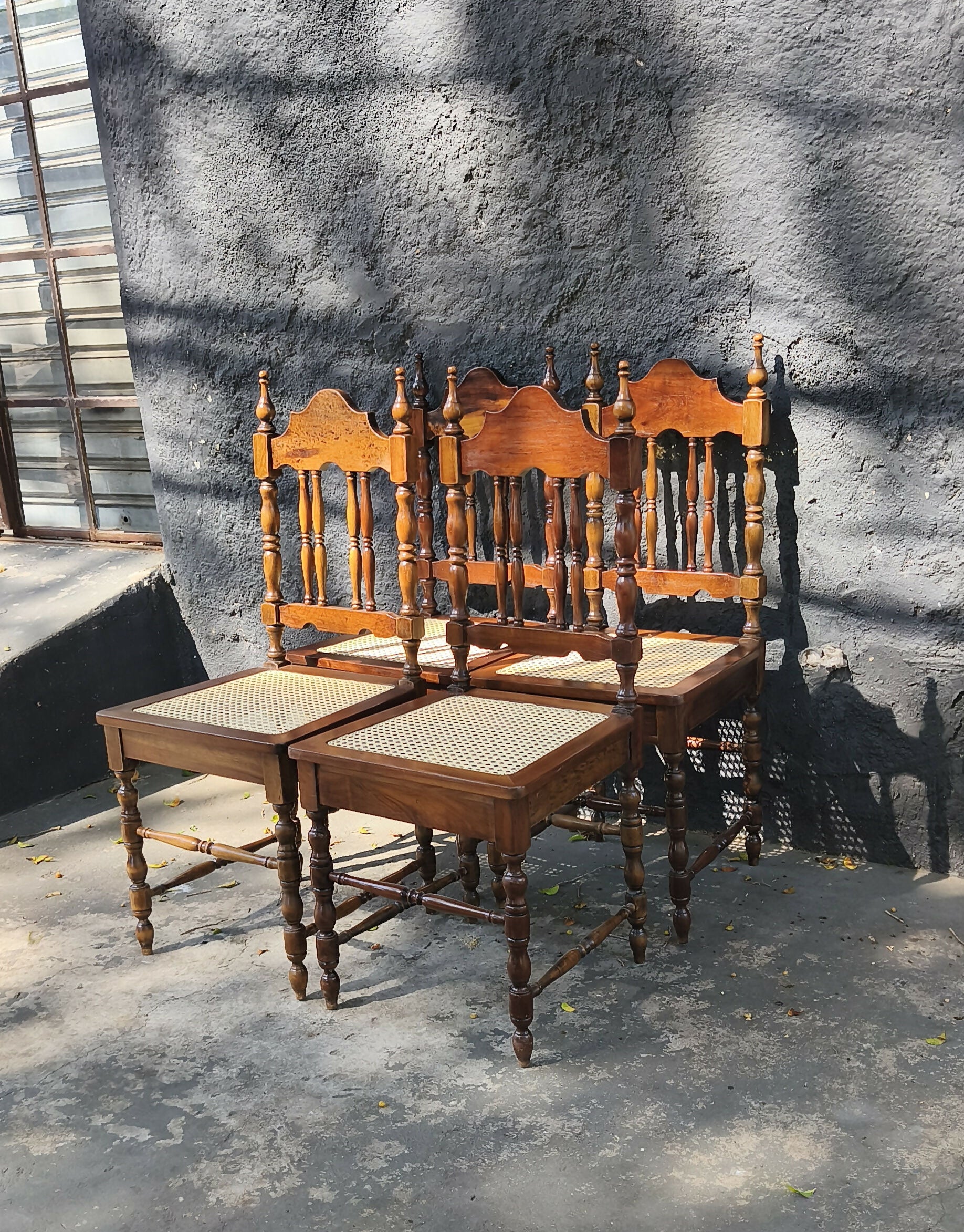 Jogo de cadeiras coloniais com palhinha