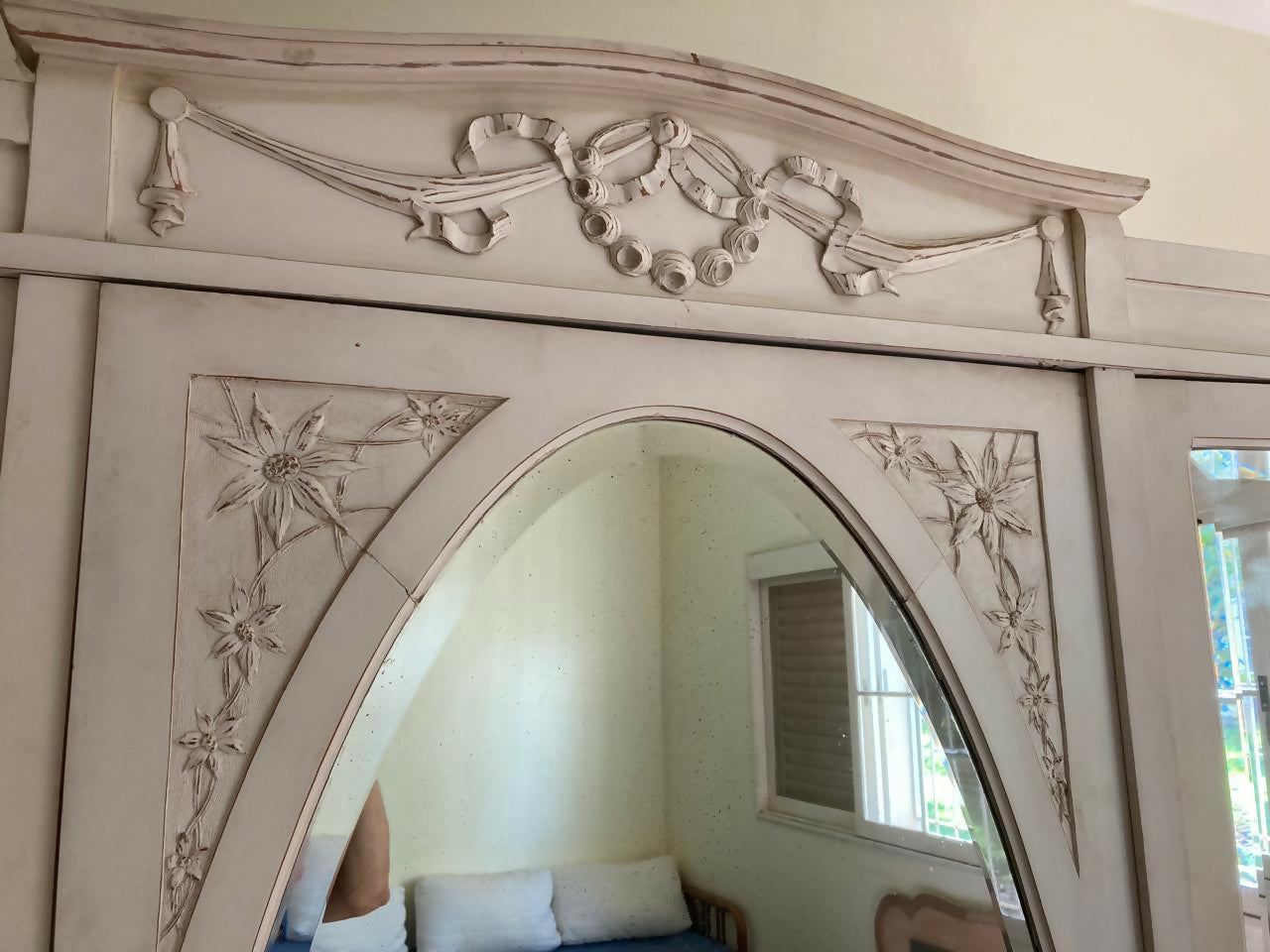 Lindo Guarda roupa madeira de lei e espelho Bisotê