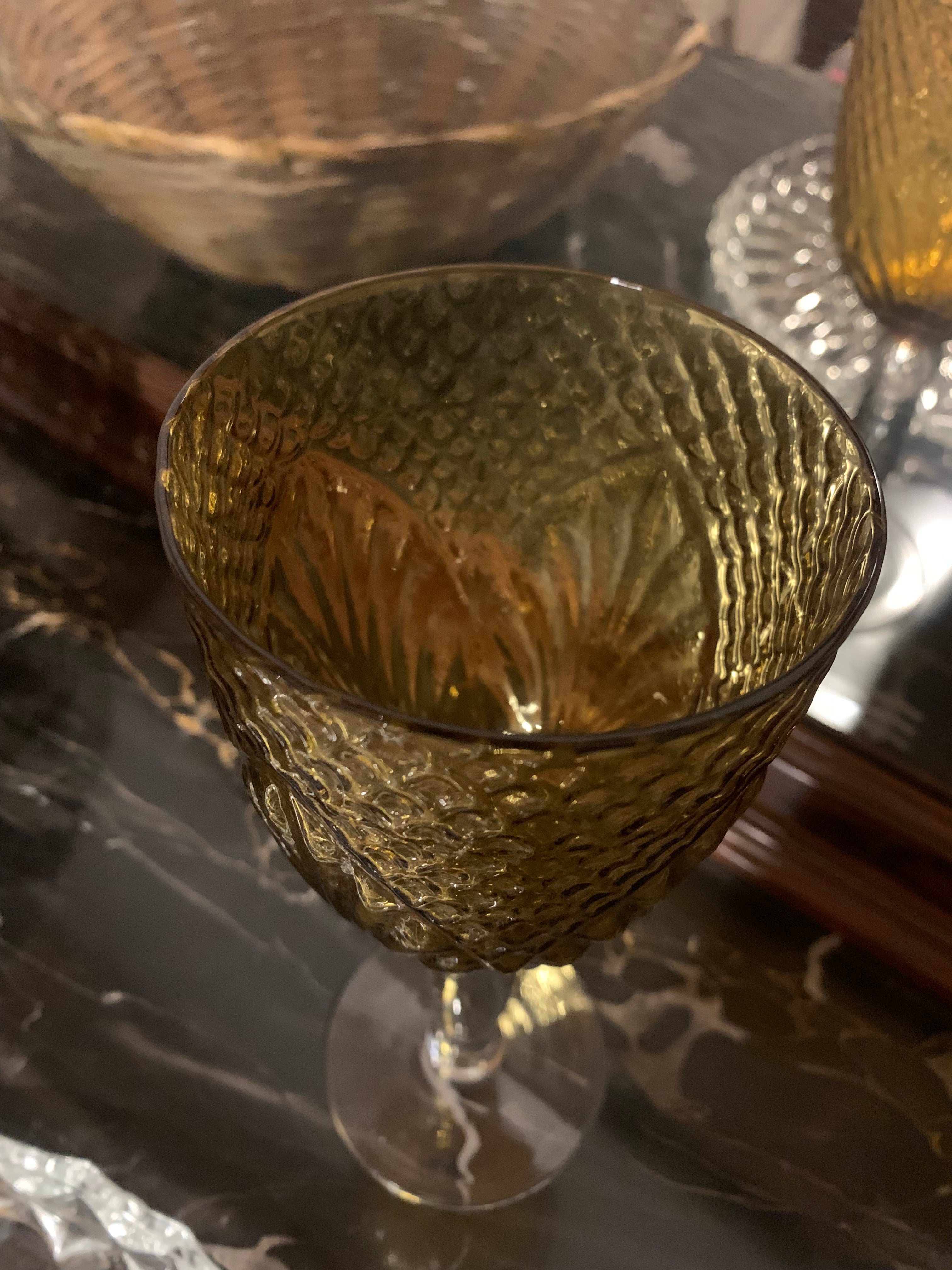Taça solteira grande e antiga em vidro âmbar texturizado