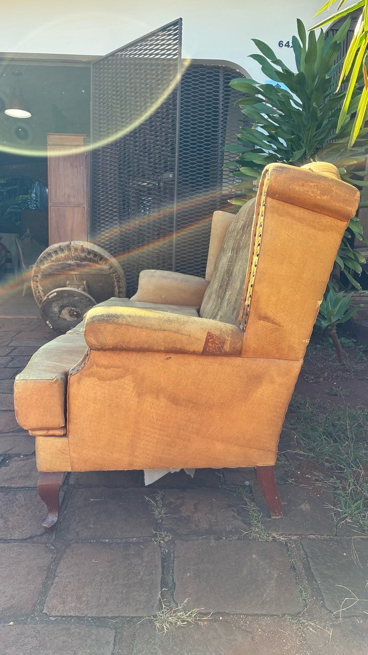 Sofá Chesterfield de Couro com estofado bege caramelo 
