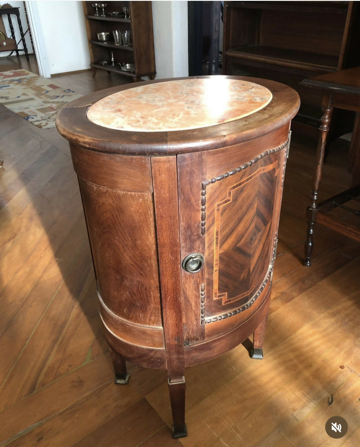 Móvel lateral em formato balaustrado com trabalho de marchetaria e tampo de mármore italiano.