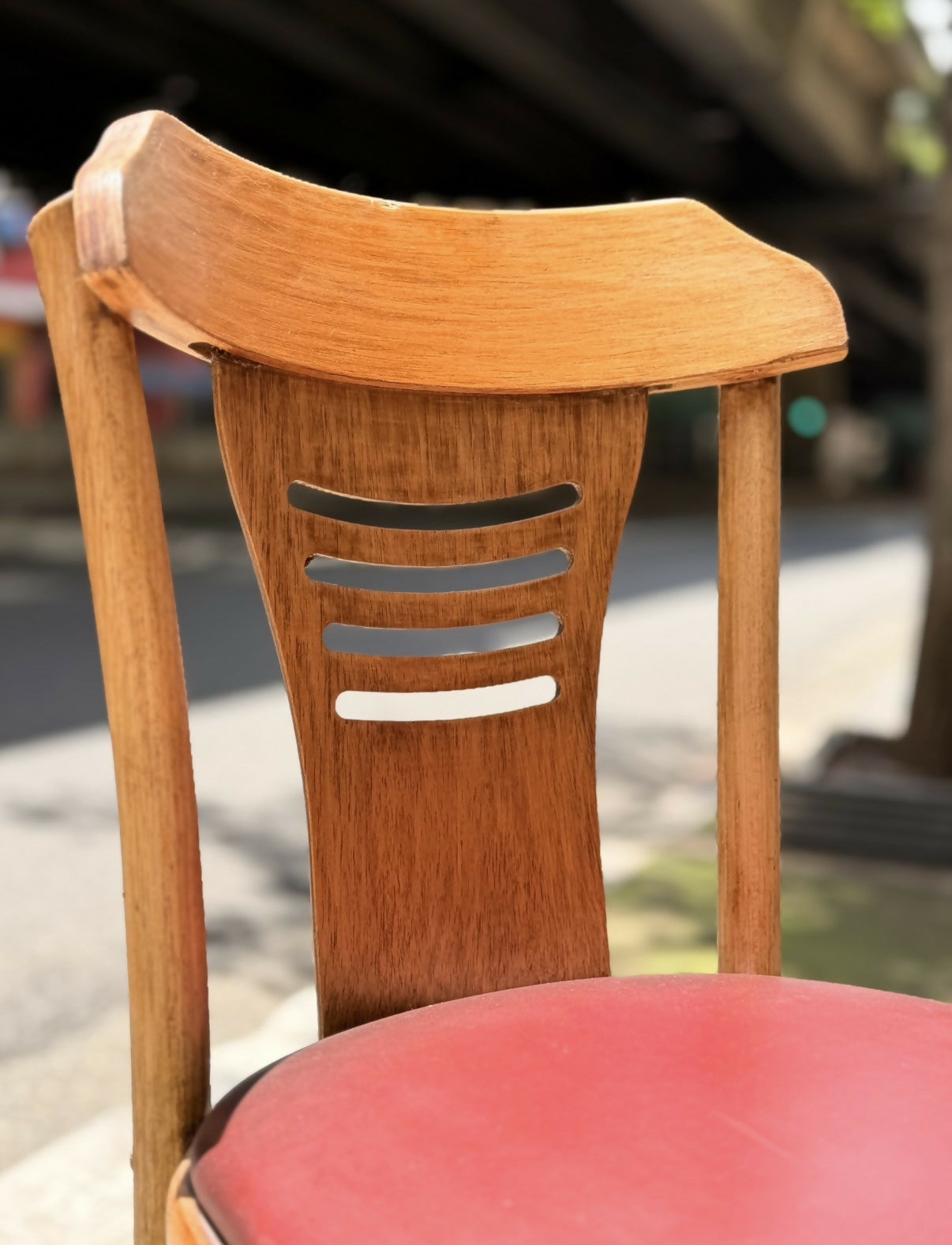 Cadeira avulsa em madeira maciça e assento estofado vermelho