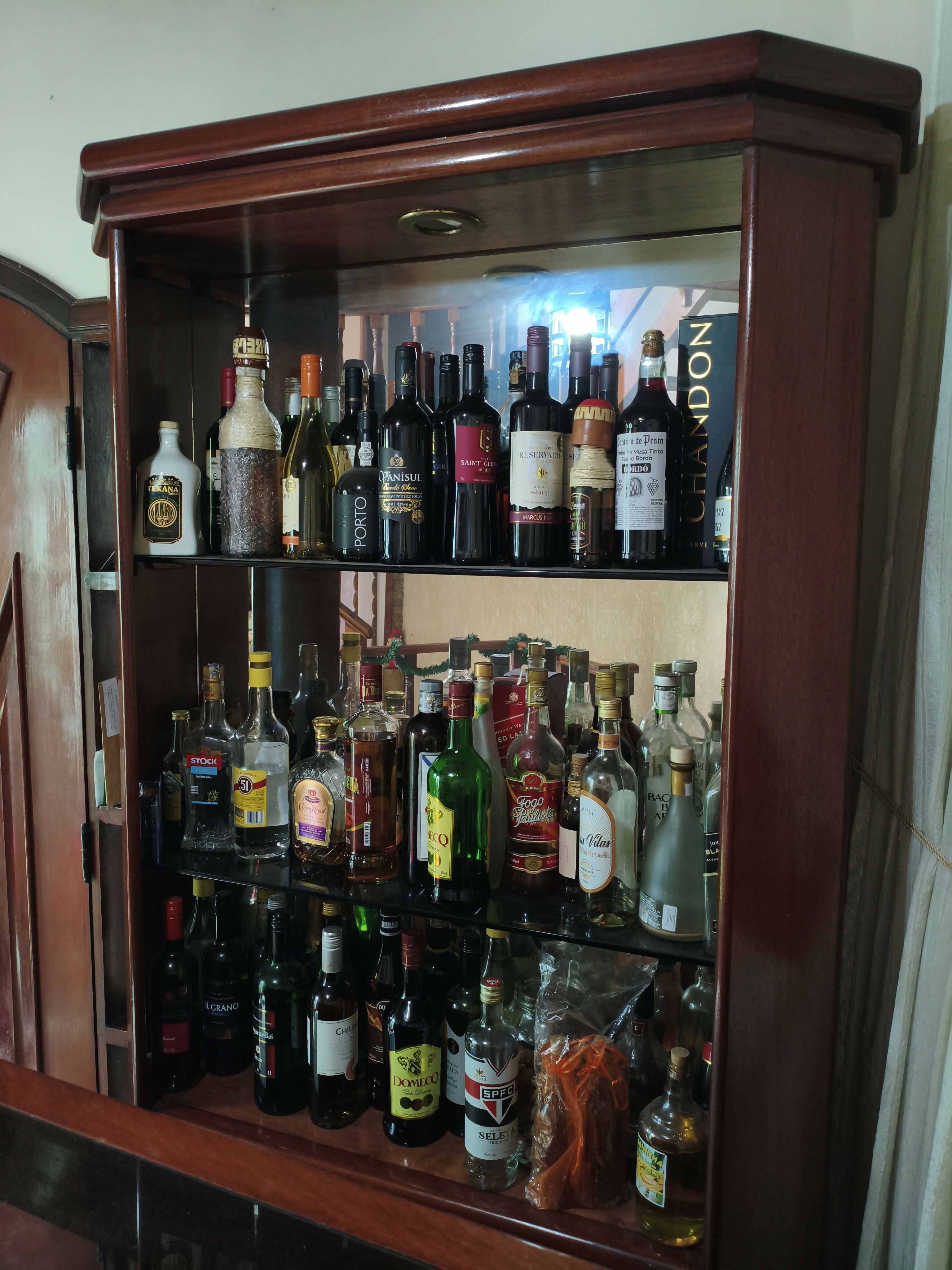 Barzinho em madeira maciça com 2 banquetas