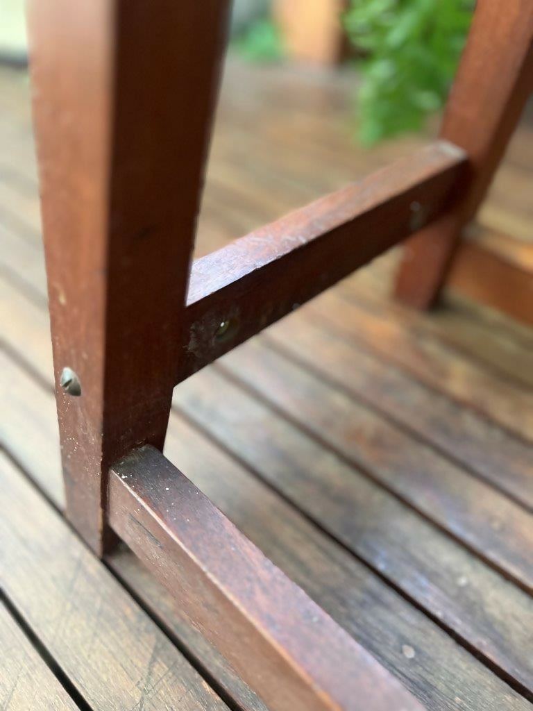 Banqueta em madeira maciça