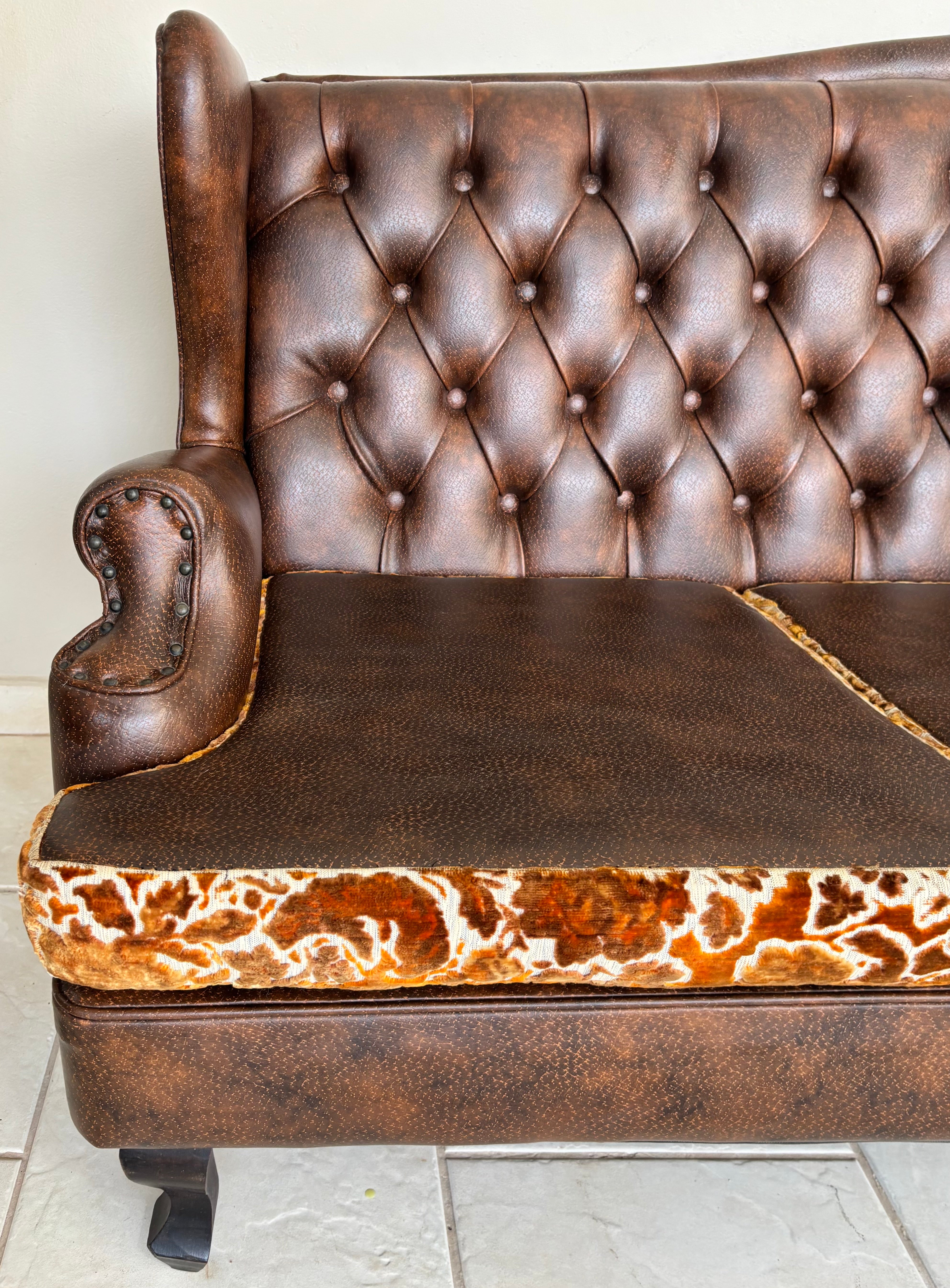 Sofá Vintage Anos 60/70 Estilo Imperial Chesterfield Imperador marrom – 4 Lugares