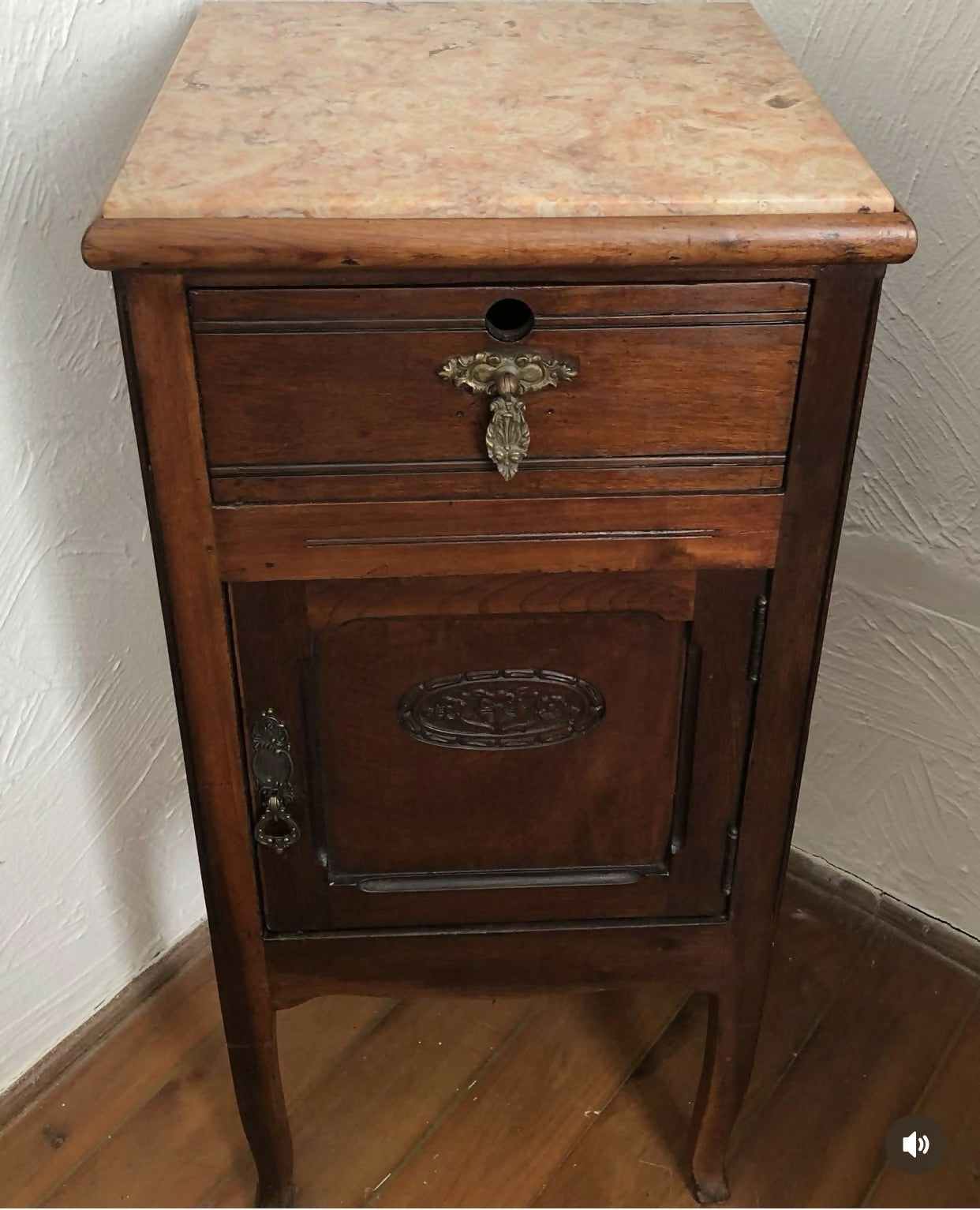 Mesa de Cabeceira em madeira nobre com tampo de mármore italiano