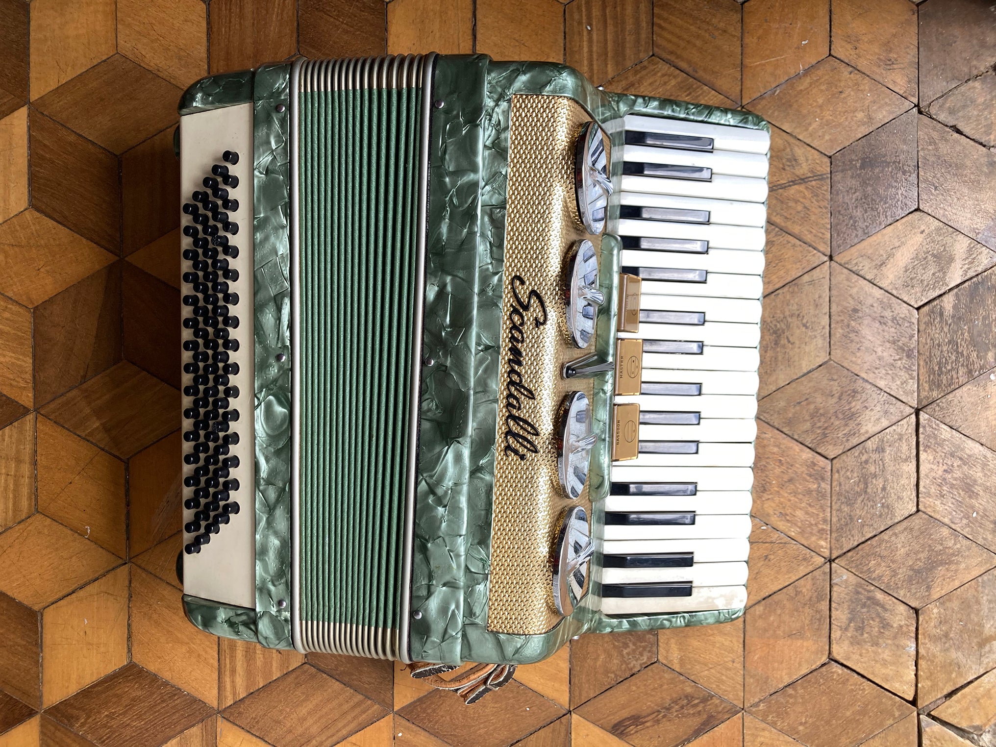 Acordeon Scandalli 80 baixos verde