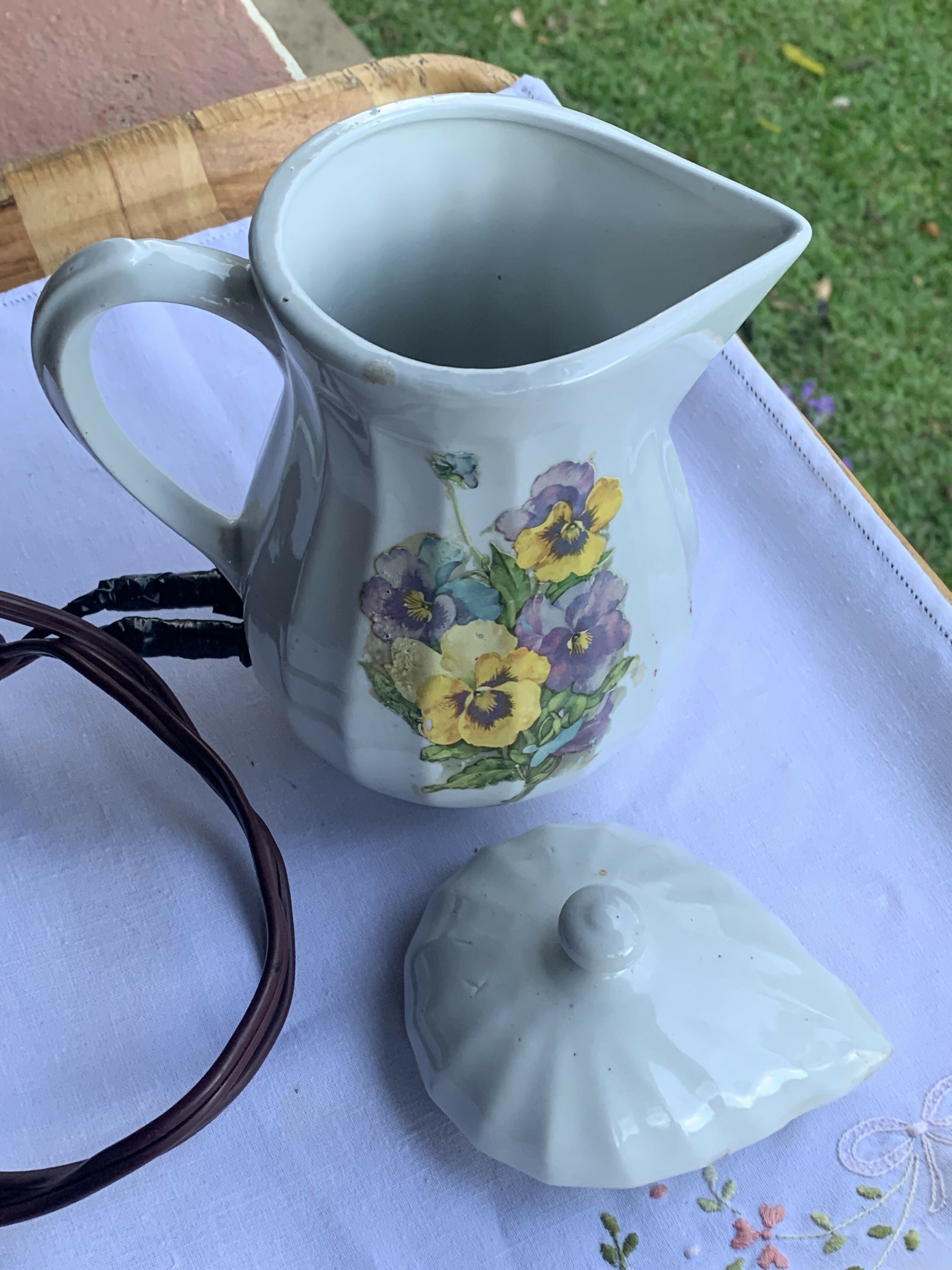 Rara Leiteira de Louça Aquecedora. com motivos florais