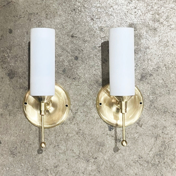 Par de Luminárias arandelas Mid Century em latão e vidro fosco branco 