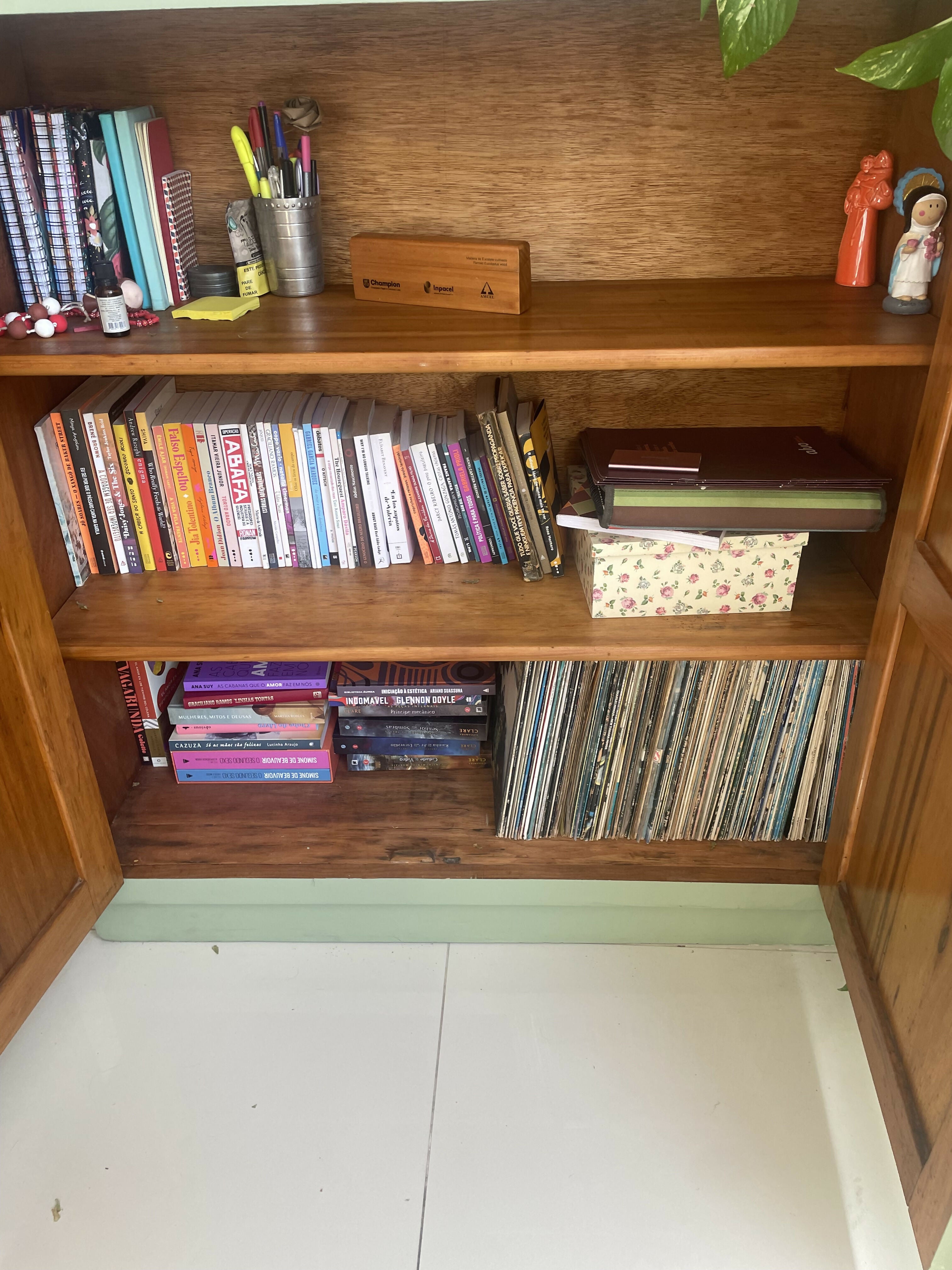 Armário de fazenda anos 40 em Peroba com pintura pistache