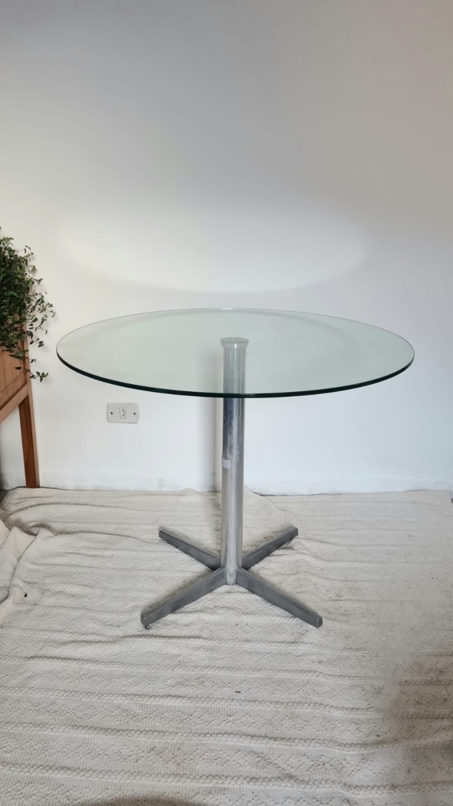 Mesa de Jantar redonda com tampo em Vidro e base em metal