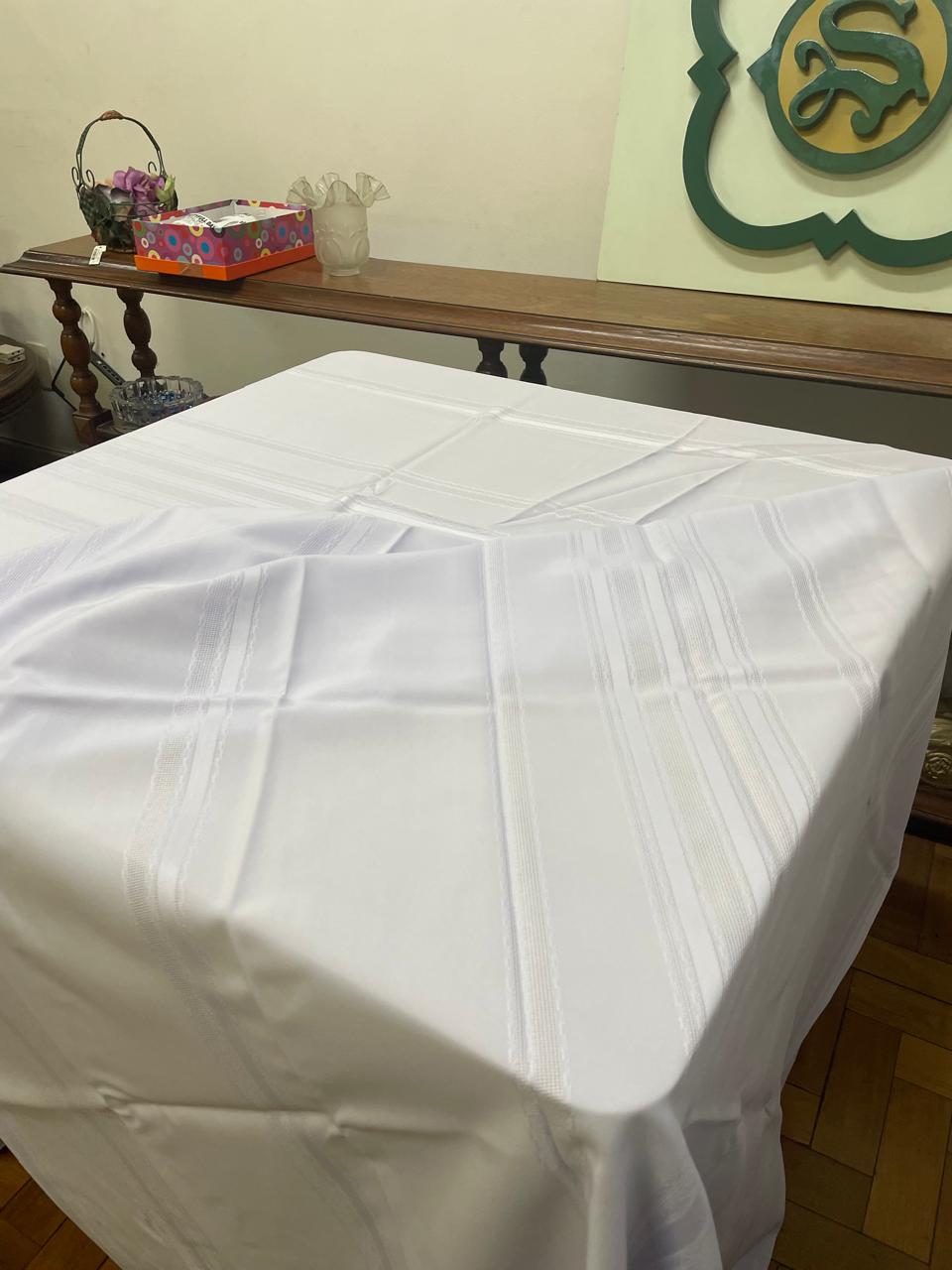 Toalha de mesa retangular com delicados detalhes - Cor Lilás claro 