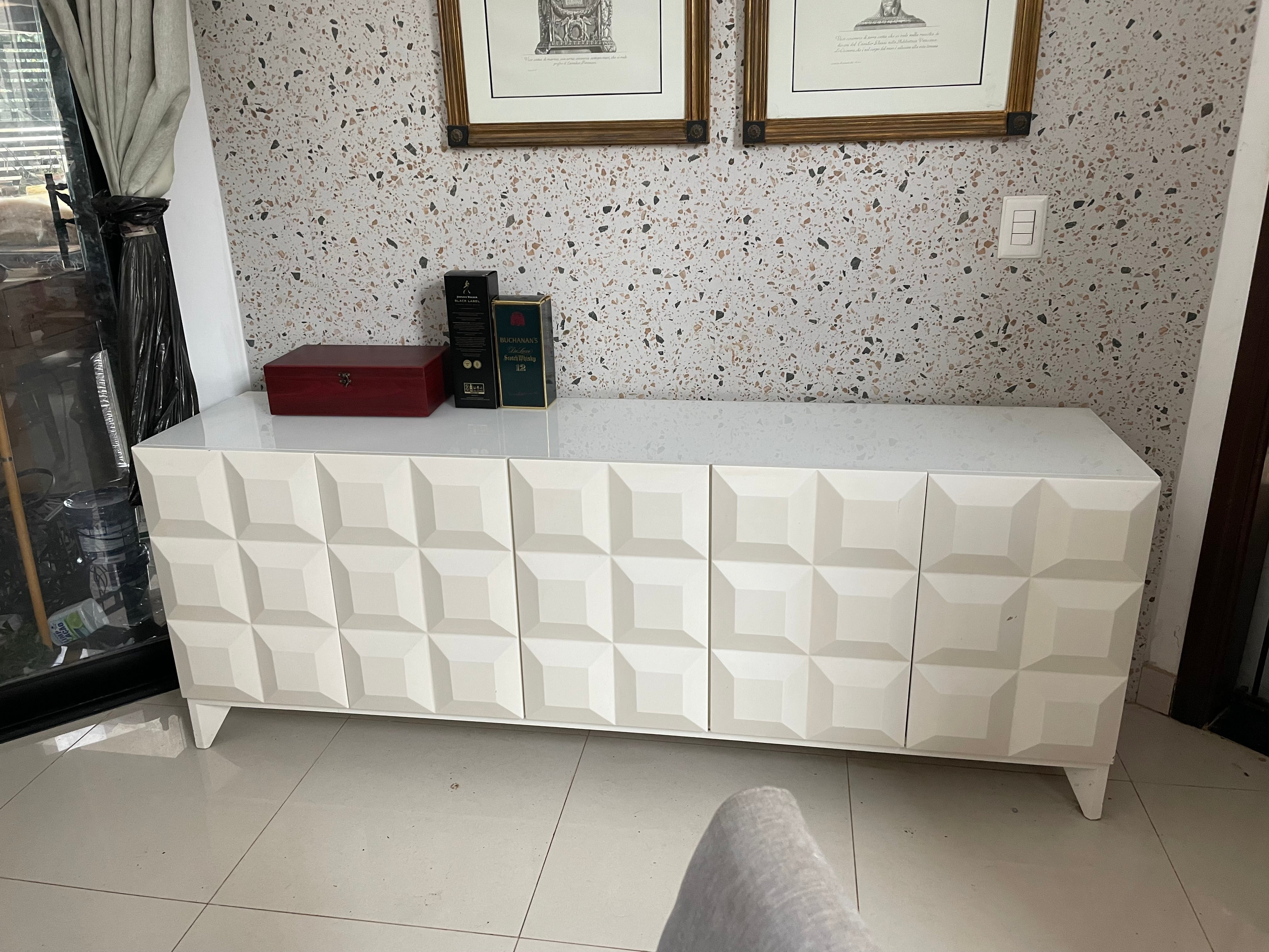 Antigo Buffet Lider laqueado em branco com detalhes quadrados na porta
