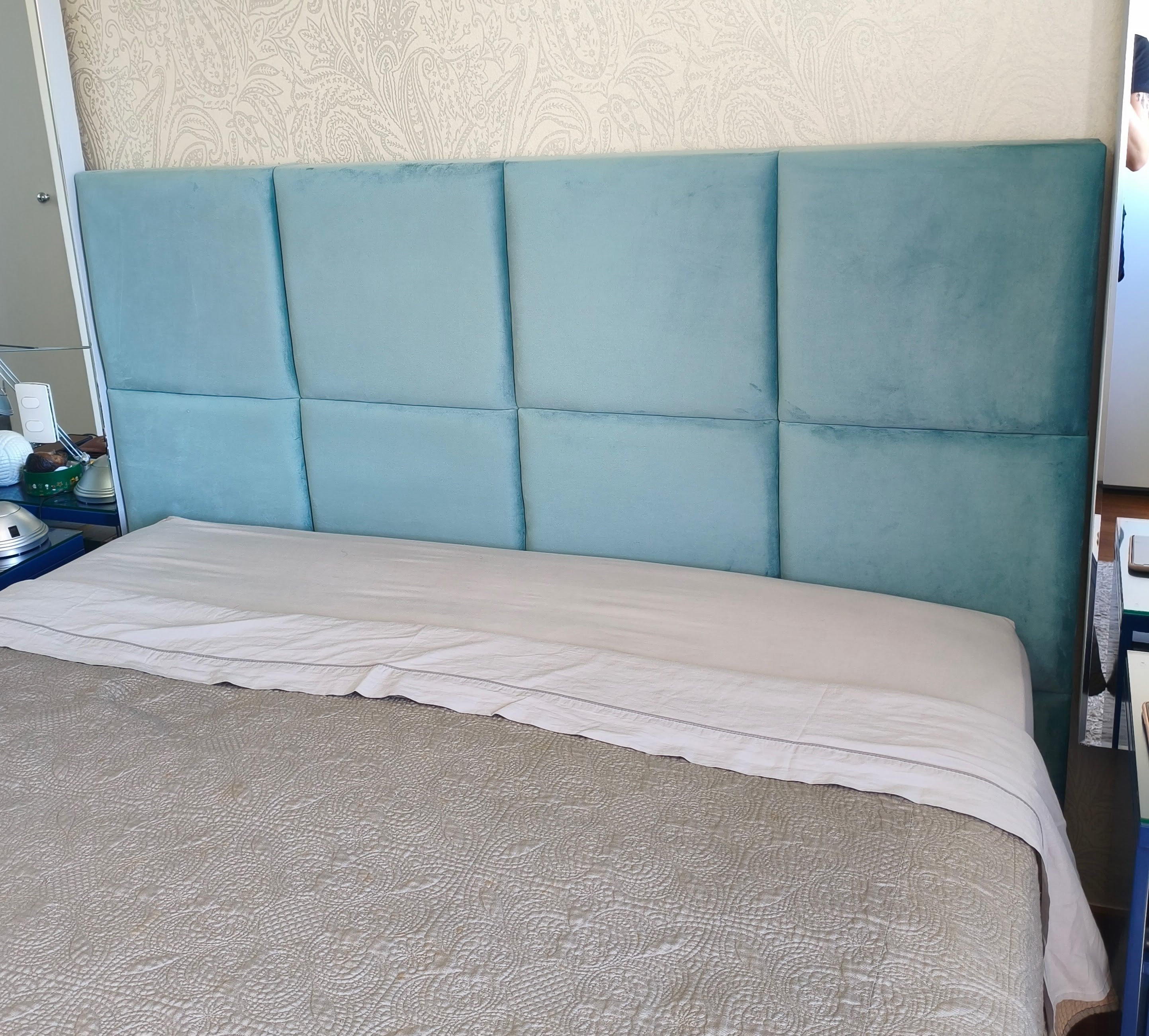 Cabeceira estofada em suede azul