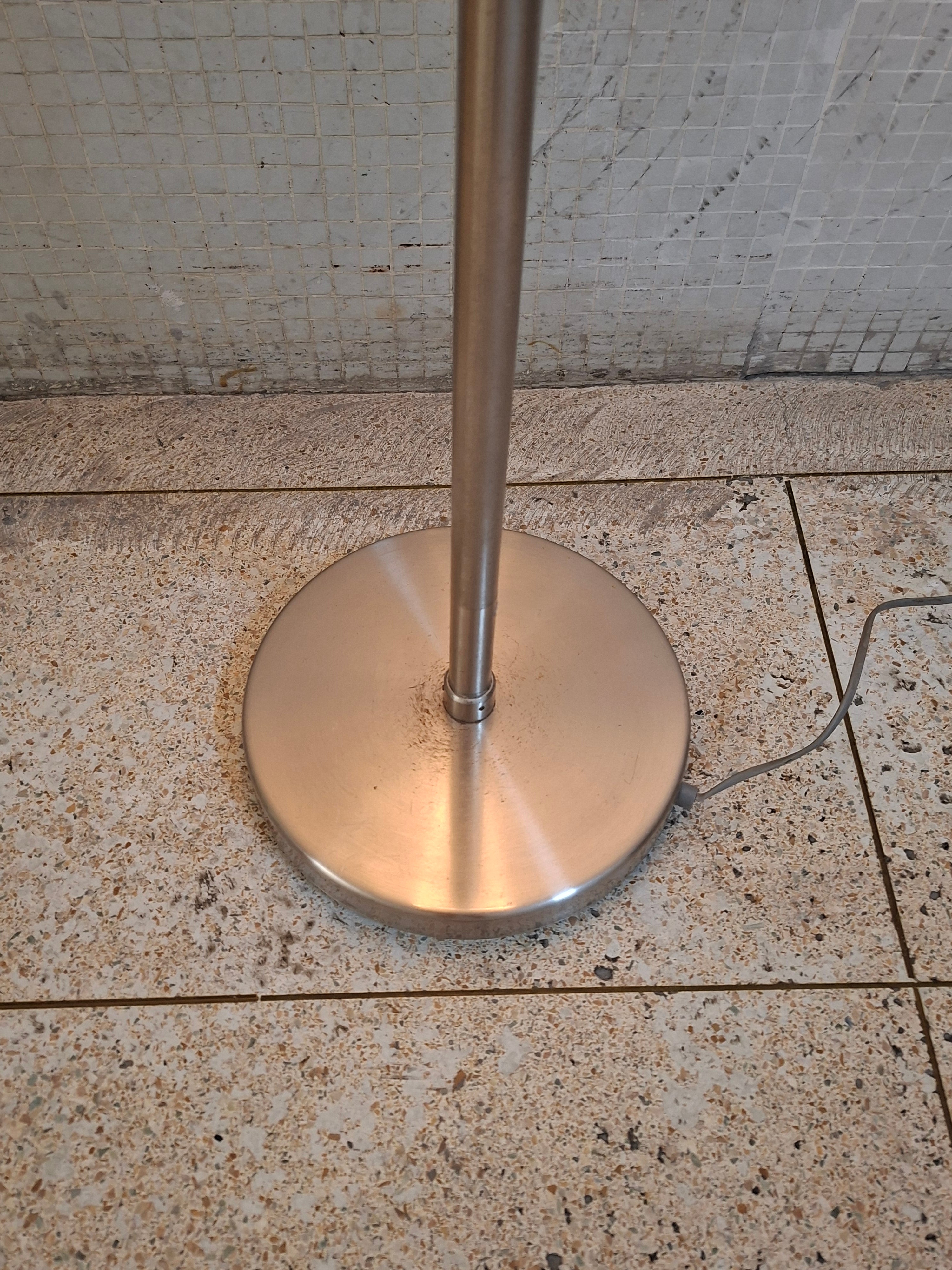 Luminária de Piso Design em metal escovado e cúpula branca 