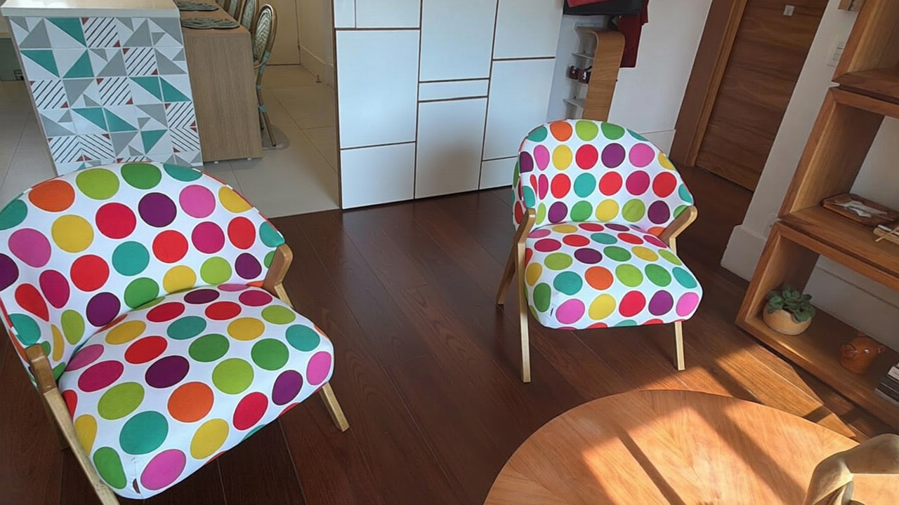 Poltronas com estofado de Bolinhas coloridas 