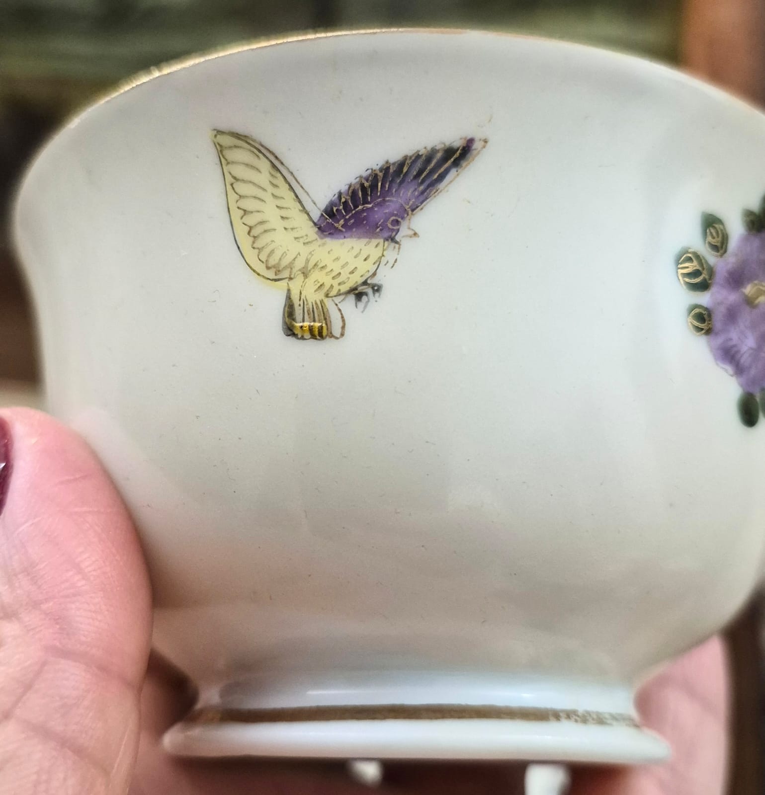 Conjunto de 8 xícaras em porcelana japonesa,  para chá,  Kutani, anos 40. Pintadas à mão (característica das peças Kutani) e decoradas à ouro.