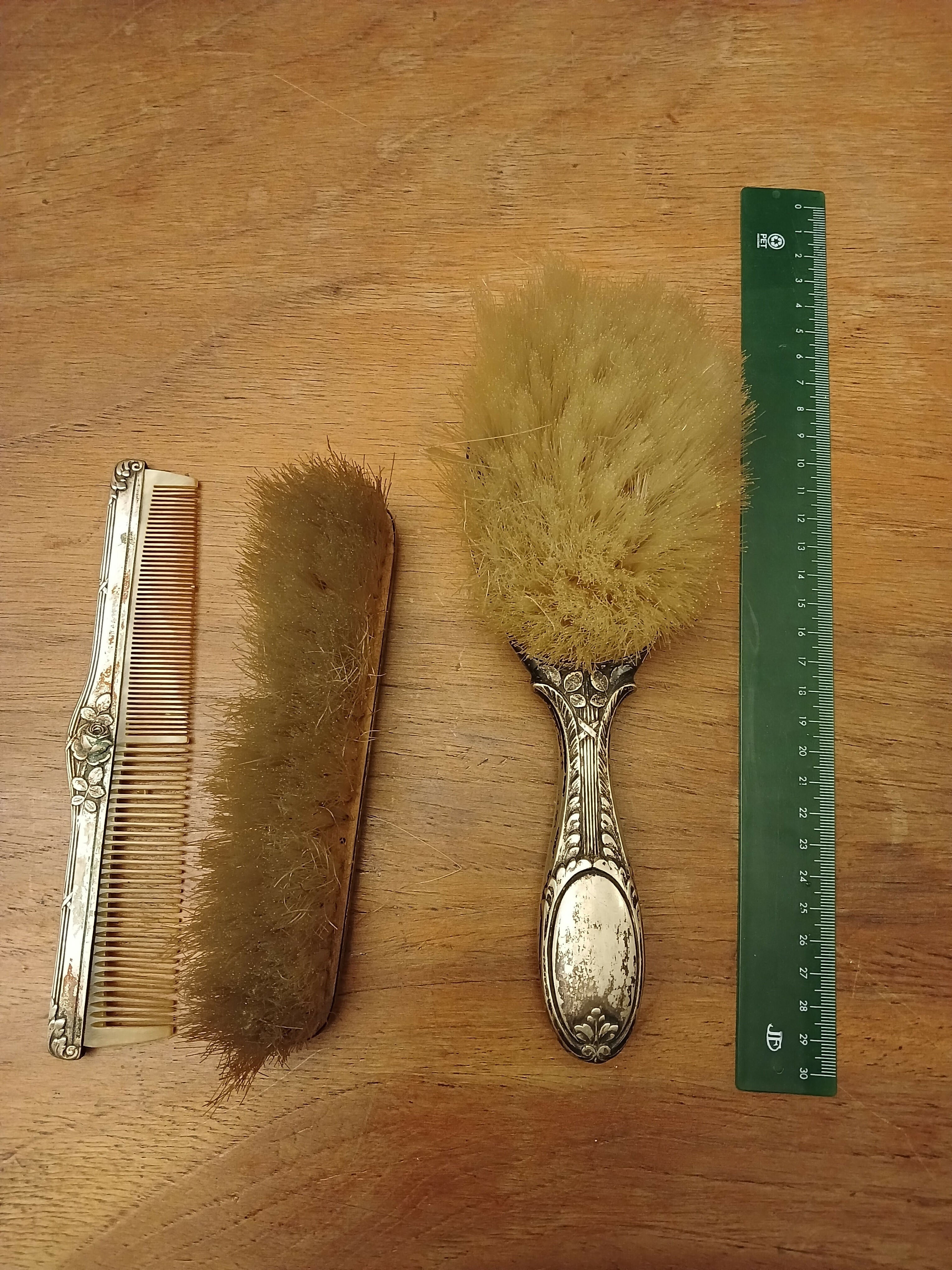 Conjunto de toucador anos 40 - Duas escovas e um pente