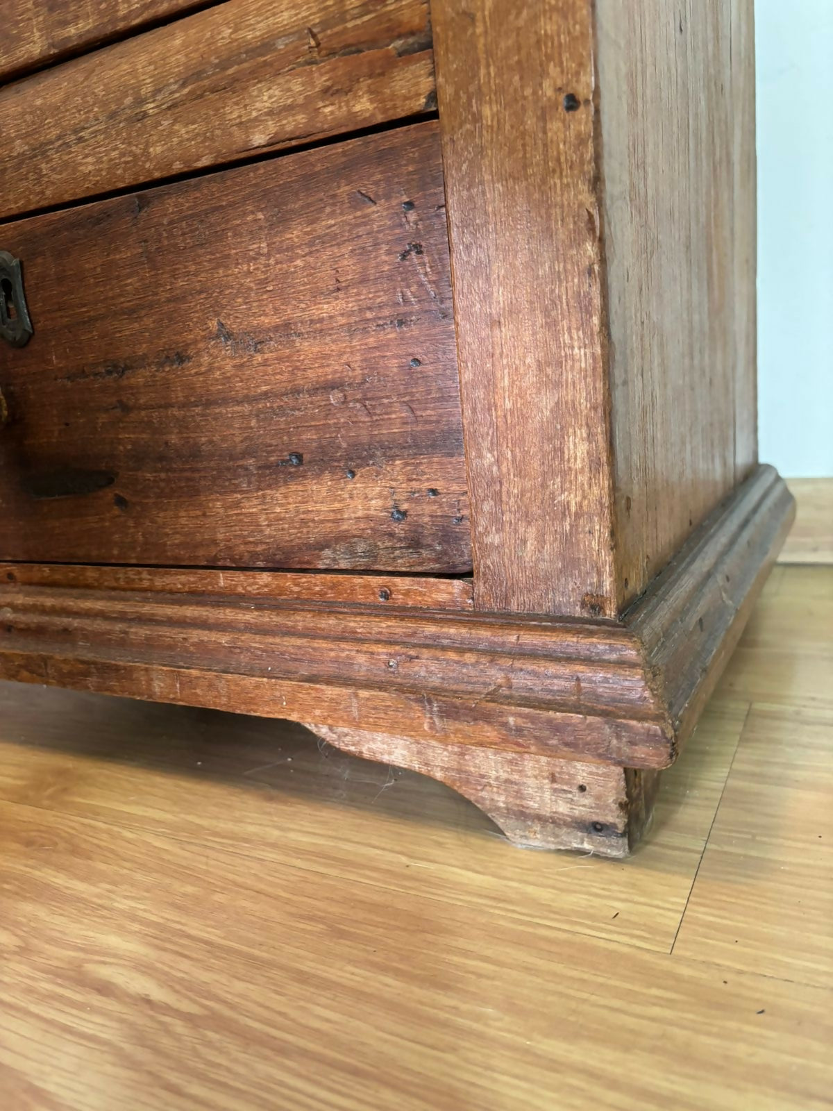 Queijeira centenária / Armário com prateleiras robustas e ajustáveis, em madeira maciça.