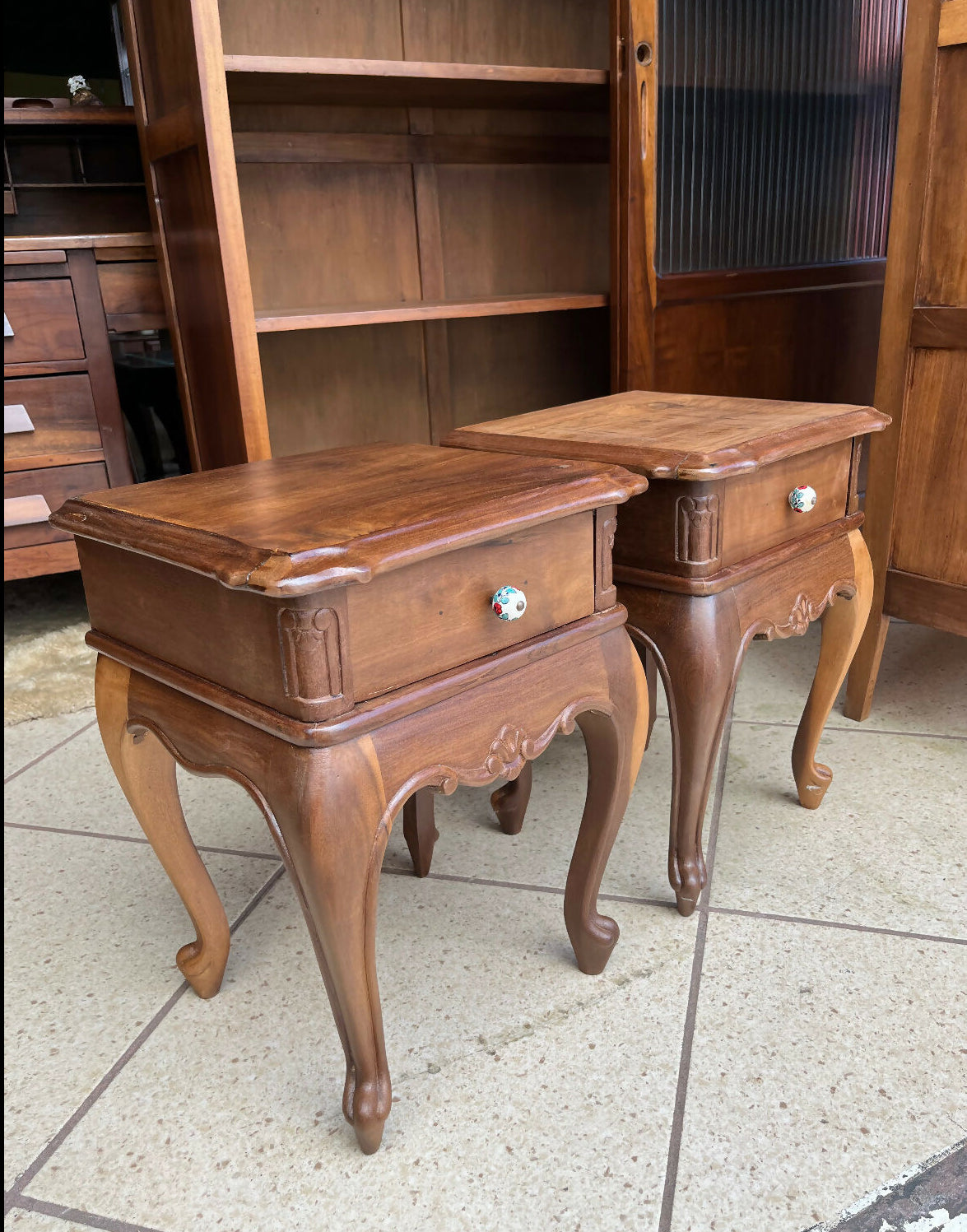 PAR DE MESINHAS DE CABECEIRA RESTAURADAS EM MADEIRA IMBUIA