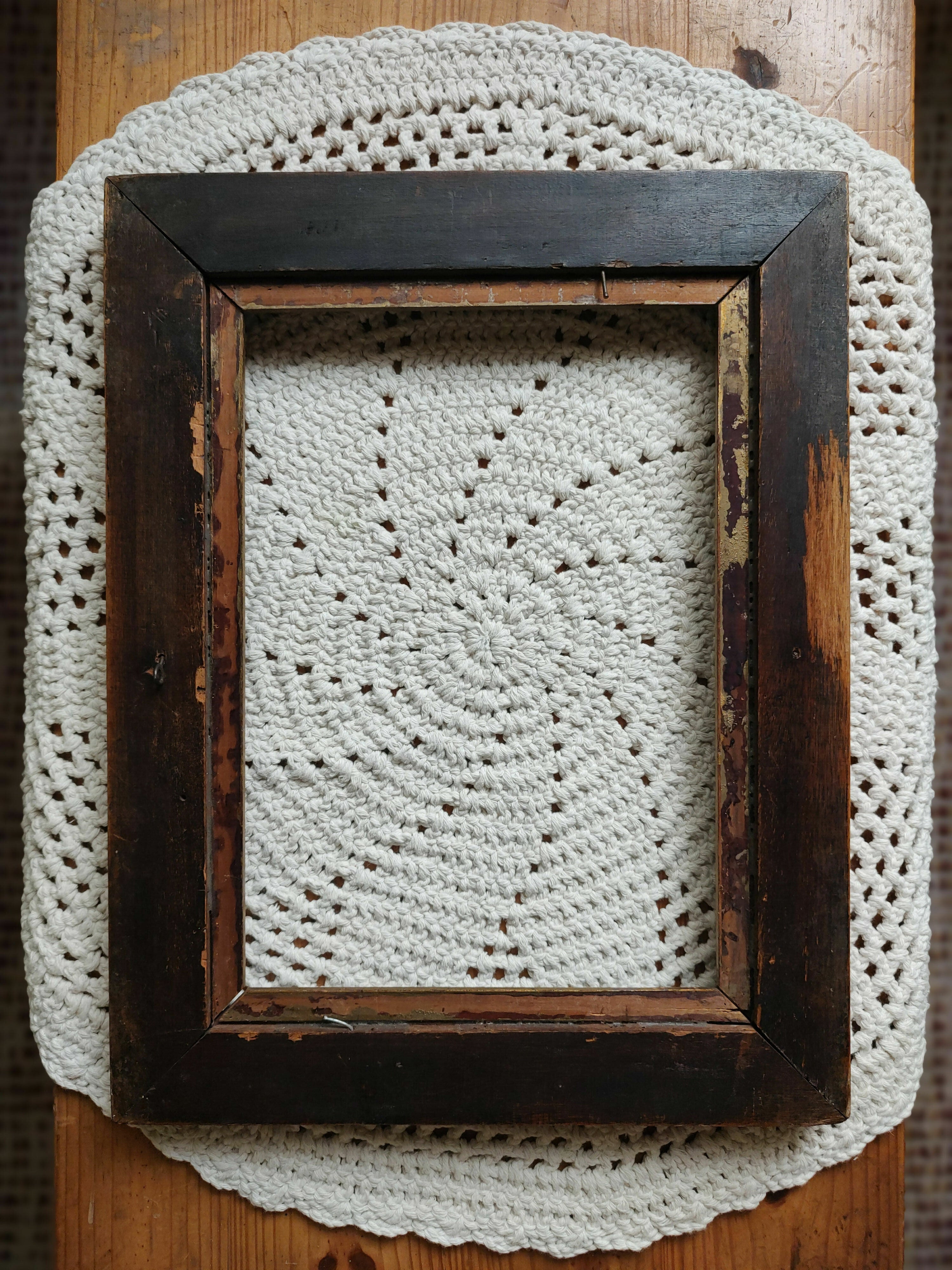 Antiga e Maravilhosa Moldura em Jacarandá Maciço com adornos florais em metal (46cm x 36cm)