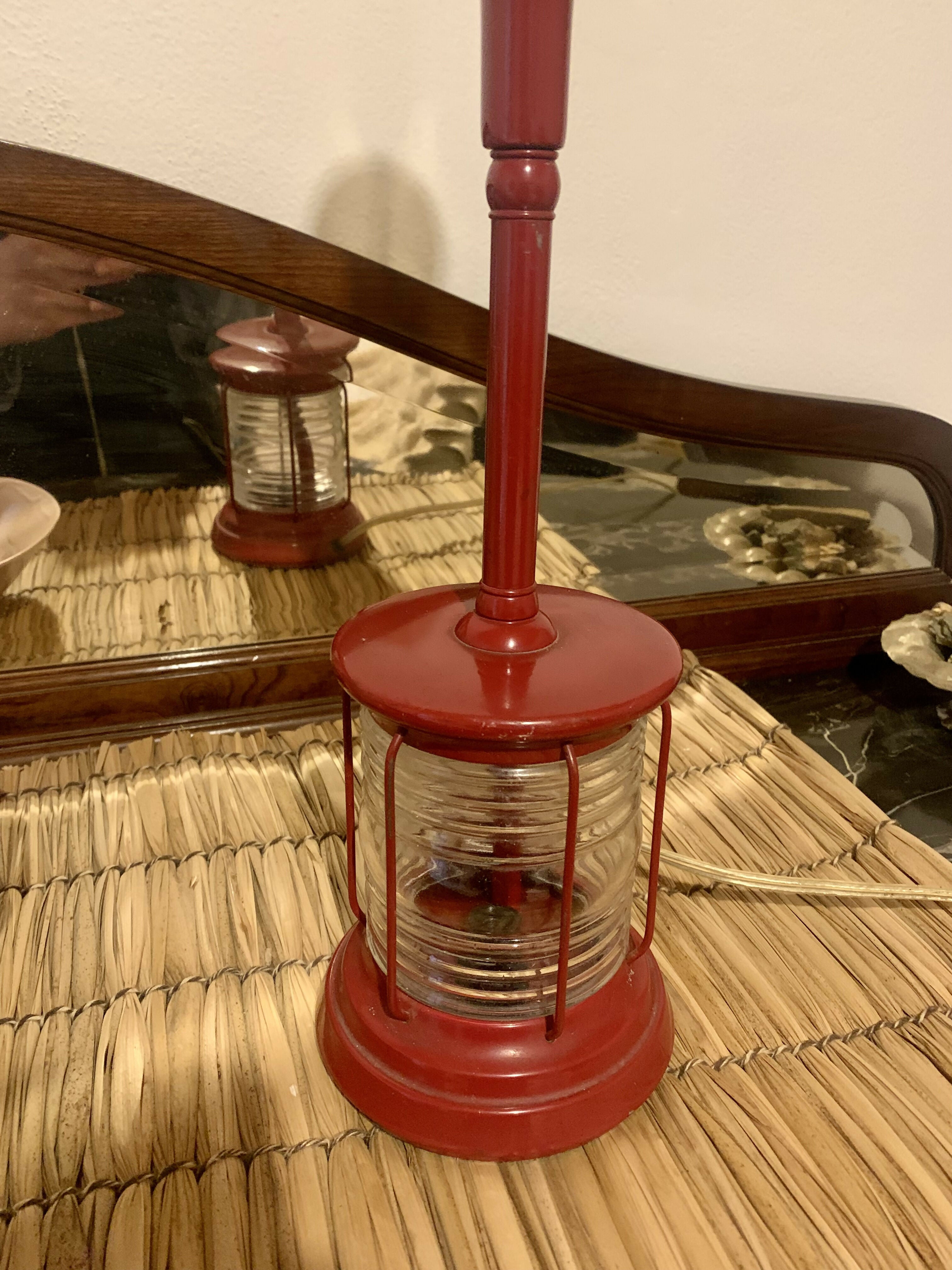 Abajur antigo com farol de barco